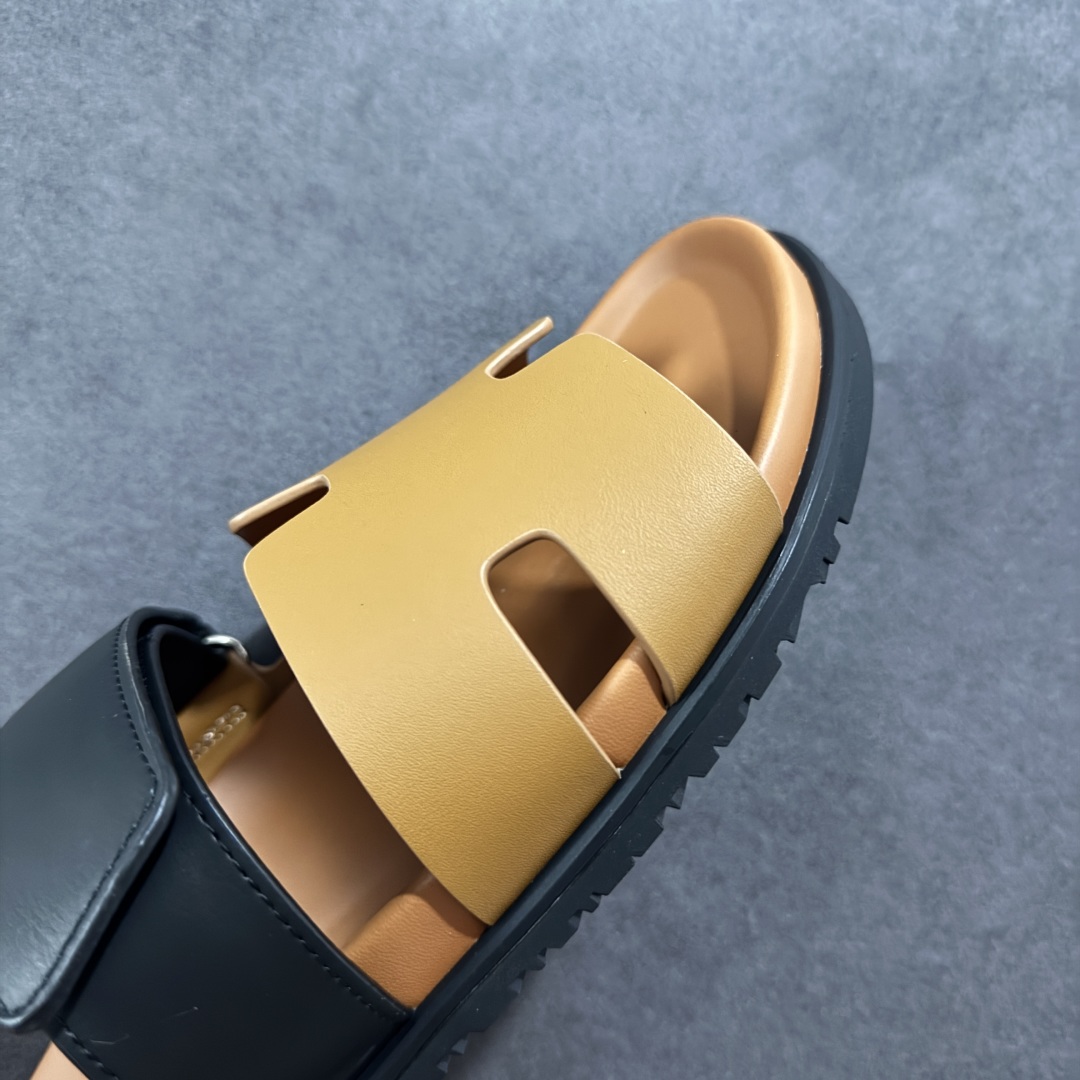 图片[5]-【X1版】爱马仕 东莞顶级版本 原版一比一开发 HERMES 爱马仕 20配色版本 HERMES 爱马仕 Chypre 平底一字拖鞋 经典系列2025 最新经典款拖鞋 经典皮面/呢绒/牛津面 今年绝比小爆款系列 高端零售可主推款。 原版一比一开发 专柜正品以发售 平台开始预售已上架，Zp 7000-10000+ 总计20个配色 首批3个配色已出货 大家放心选购 品质超赞👍 全鞋全真牛皮 私模独立开发原大底 市场独家 压花工艺 几乎接近一致 全套专柜一致包装。 男码先出 女码随后 尺码：35 36 37 38 39 40 41 42 43 44 45 46-选品中心