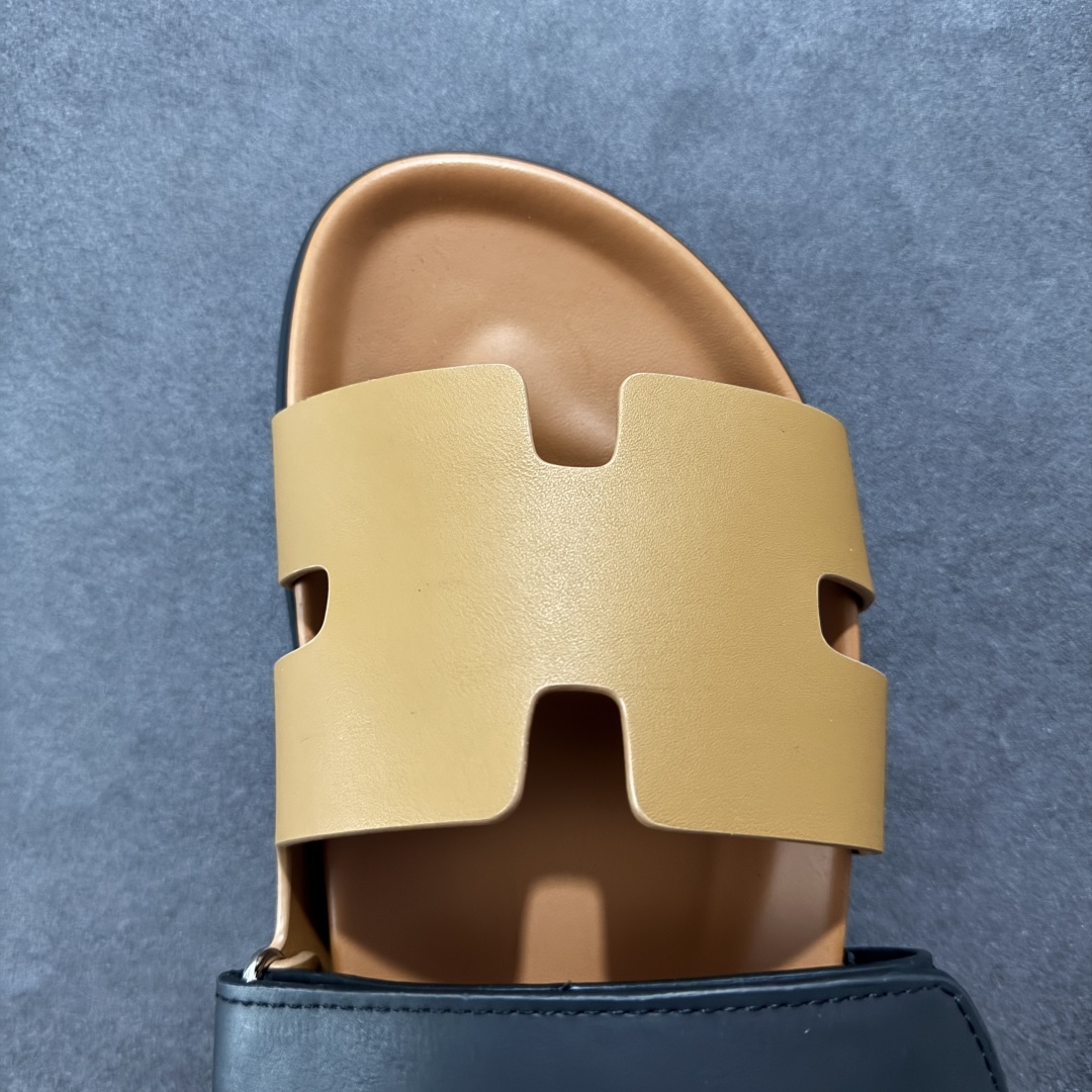 图片[8]-【X1版】爱马仕 东莞顶级版本 原版一比一开发 HERMES 爱马仕 20配色版本 HERMES 爱马仕 Chypre 平底一字拖鞋 经典系列2025 最新经典款拖鞋 经典皮面/呢绒/牛津面 今年绝比小爆款系列 高端零售可主推款。 原版一比一开发 专柜正品以发售 平台开始预售已上架，Zp 7000-10000+ 总计20个配色 首批3个配色已出货 大家放心选购 品质超赞👍 全鞋全真牛皮 私模独立开发原大底 市场独家 压花工艺 几乎接近一致 全套专柜一致包装。 男码先出 女码随后 尺码：35 36 37 38 39 40 41 42 43 44 45 46-选品中心