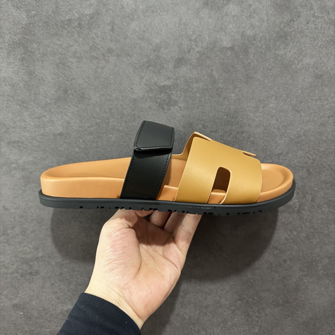【X1版】爱马仕 东莞顶级版本 原版一比一开发 HERMES 爱马仕 20配色版本 HERMES 爱马仕 Chypre 平底一字拖鞋 经典系列2025 最新经典款拖鞋 经典皮面/呢绒/牛津面 今年绝比小爆款系列 高端零售可主推款。 原版一比一开发 专柜正品以发售 平台开始预售已上架,Zp 7000-10000+ 总计20个配色 首批3个配色已出货 大家放心选购 品质超赞👍 全鞋全真牛皮 私模独立开发原大底 市场独家 压花工艺 几乎接近一致 全套专柜一致包装。 男码先出 女码随后 尺码:35 36 37 38 39 40 41 42 43 44 45 46-选品中心