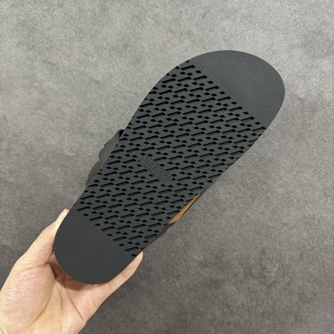 图片[9]-【X1版】爱马仕 东莞顶级版本 原版一比一开发 HERMES 爱马仕 20配色版本 HERMES 爱马仕 Chypre 平底一字拖鞋 经典系列2025 最新经典款拖鞋 经典皮面/呢绒/牛津面 今年绝比小爆款系列 高端零售可主推款。 原版一比一开发 专柜正品以发售 平台开始预售已上架，Zp 7000-10000+ 总计20个配色 首批3个配色已出货 大家放心选购 品质超赞👍 全鞋全真牛皮 私模独立开发原大底 市场独家 压花工艺 几乎接近一致 全套专柜一致包装。 男码先出 女码随后 尺码：35 36 37 38 39 40 41 42 43 44 45 46-选品中心