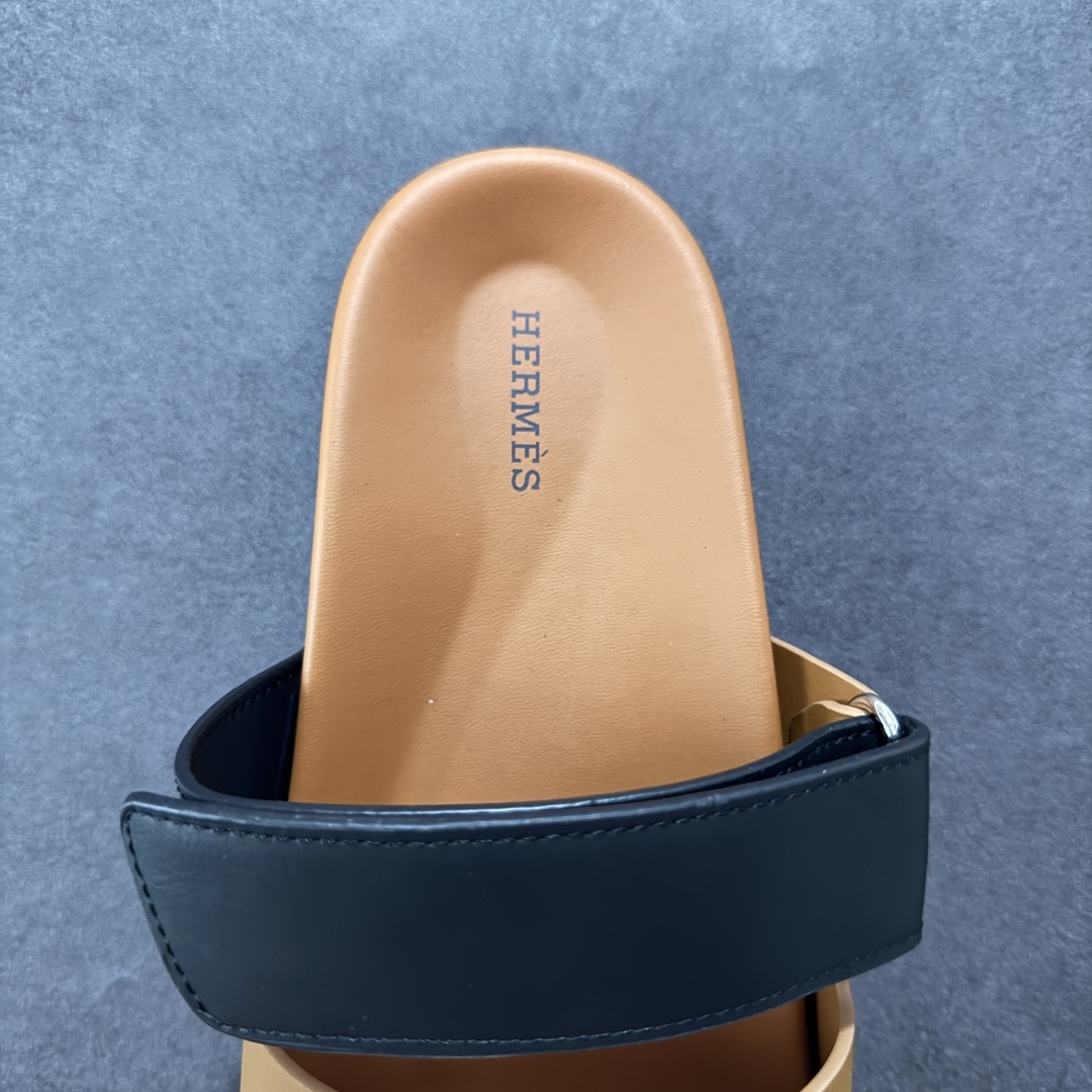 图片[7]-【X1版】爱马仕 东莞顶级版本 原版一比一开发 HERMES 爱马仕 20配色版本 HERMES 爱马仕 Chypre 平底一字拖鞋 经典系列2025 最新经典款拖鞋 经典皮面/呢绒/牛津面 今年绝比小爆款系列 高端零售可主推款。 原版一比一开发 专柜正品以发售 平台开始预售已上架，Zp 7000-10000+ 总计20个配色 首批3个配色已出货 大家放心选购 品质超赞👍 全鞋全真牛皮 私模独立开发原大底 市场独家 压花工艺 几乎接近一致 全套专柜一致包装。 男码先出 女码随后 尺码：35 36 37 38 39 40 41 42 43 44 45 46-选品中心