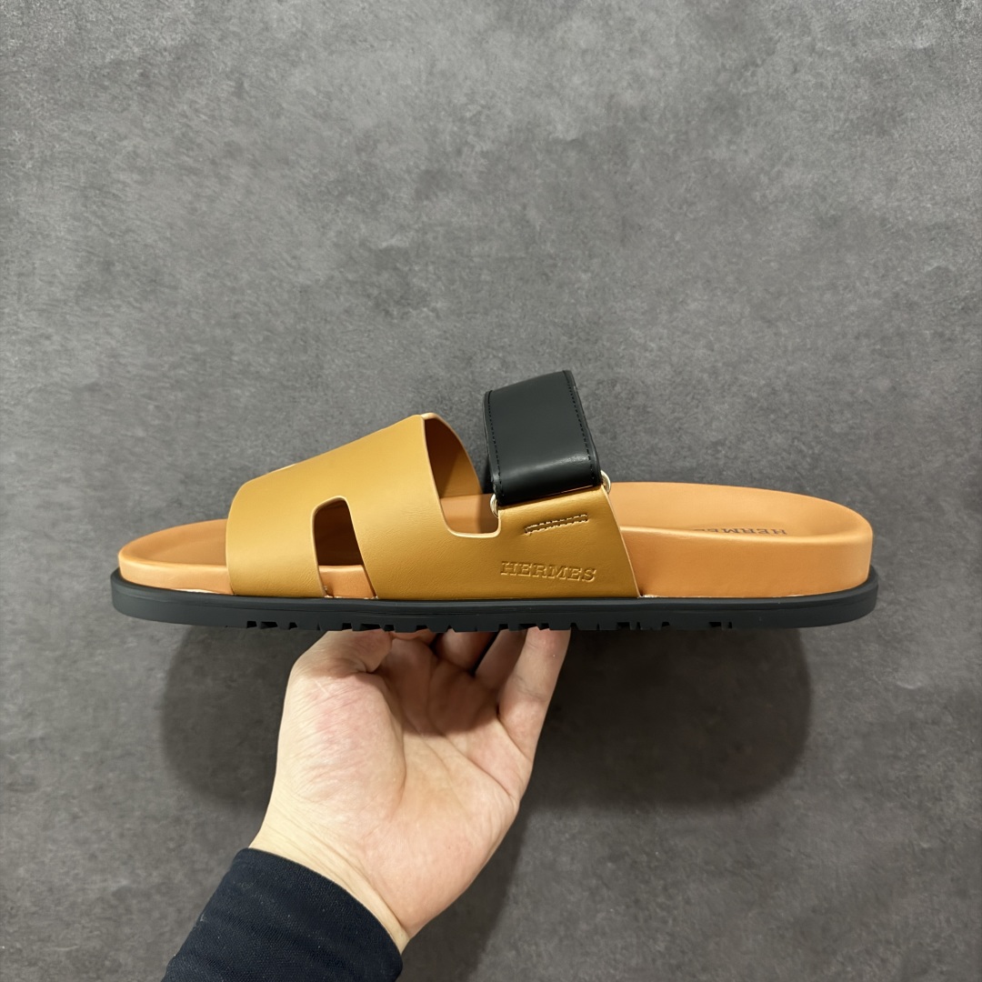 图片[2]-【X1版】爱马仕 东莞顶级版本 原版一比一开发 HERMES 爱马仕 20配色版本 HERMES 爱马仕 Chypre 平底一字拖鞋 经典系列2025 最新经典款拖鞋 经典皮面/呢绒/牛津面 今年绝比小爆款系列 高端零售可主推款。 原版一比一开发 专柜正品以发售 平台开始预售已上架，Zp 7000-10000+ 总计20个配色 首批3个配色已出货 大家放心选购 品质超赞👍 全鞋全真牛皮 私模独立开发原大底 市场独家 压花工艺 几乎接近一致 全套专柜一致包装。 男码先出 女码随后 尺码：35 36 37 38 39 40 41 42 43 44 45 46-选品中心