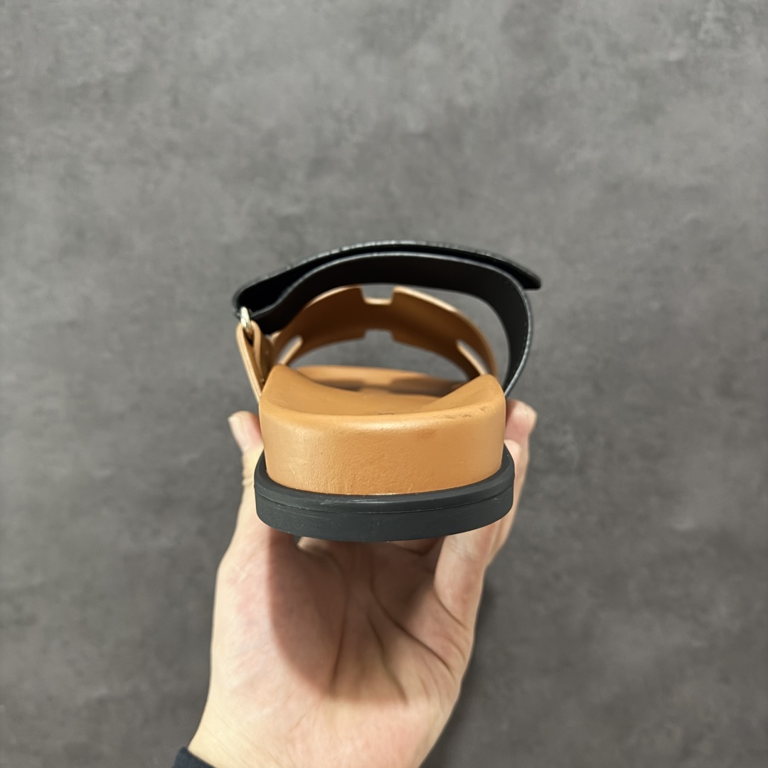 图片[4]-【X1版】爱马仕 东莞顶级版本 原版一比一开发 HERMES 爱马仕 20配色版本 HERMES 爱马仕 Chypre 平底一字拖鞋 经典系列2025 最新经典款拖鞋 经典皮面/呢绒/牛津面 今年绝比小爆款系列 高端零售可主推款。 原版一比一开发 专柜正品以发售 平台开始预售已上架，Zp 7000-10000+ 总计20个配色 首批3个配色已出货 大家放心选购 品质超赞👍 全鞋全真牛皮 私模独立开发原大底 市场独家 压花工艺 几乎接近一致 全套专柜一致包装。 男码先出 女码随后 尺码：35 36 37 38 39 40 41 42 43 44 45 46-选品中心