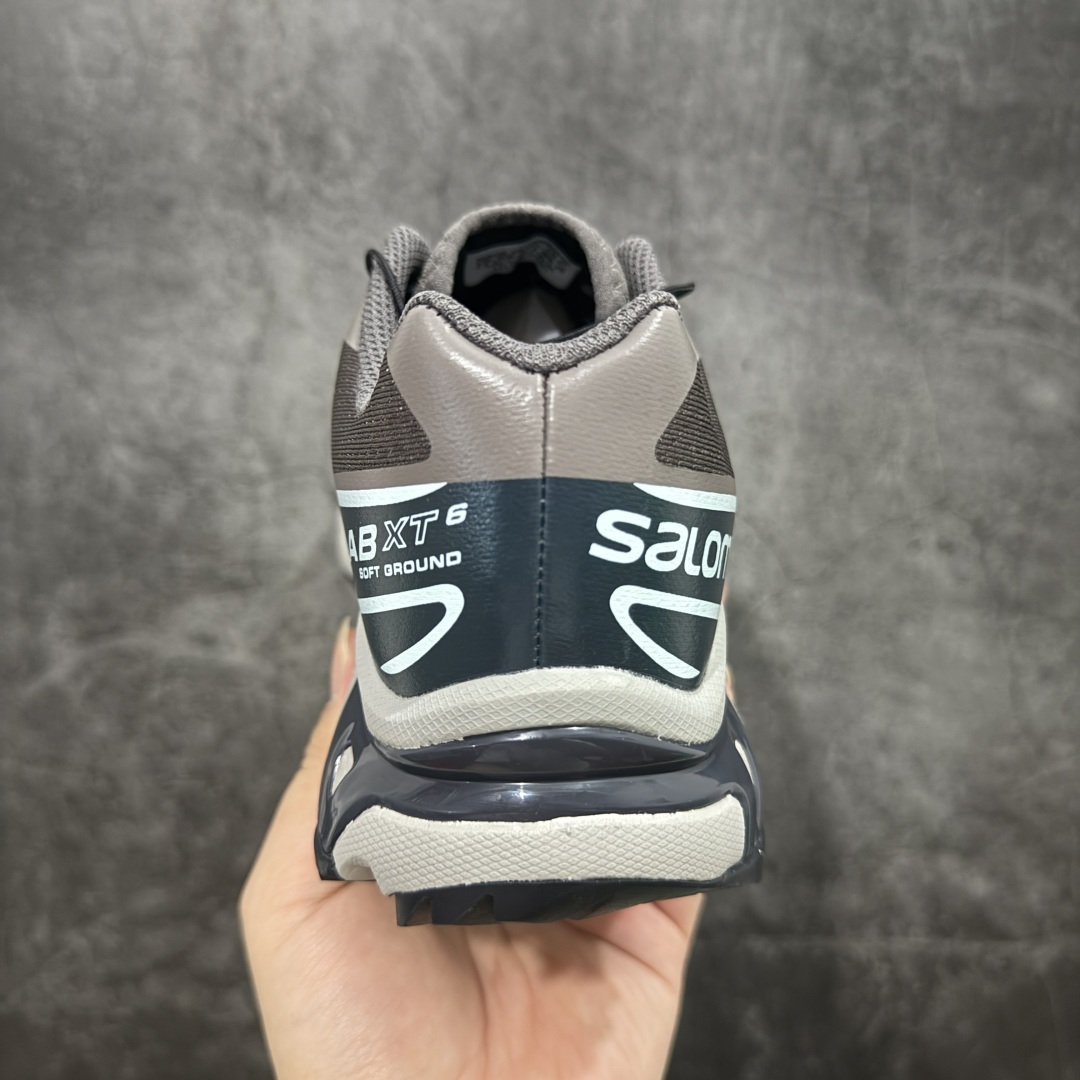 图片[4]-【巅峰版】 Salomon XT-6 灰褐色 474451萨洛蒙复古潮流户外机能登山跑鞋 纯原外贸平台特供订单 耗时半年巨作 全套原纸板楦头开发 原厂特供网布配套加持 确保原汁原味 完美呈现版型 原档数据独家私模五层组合大底 原装Ortholite轻量化鞋垫 中底布带钢印编号 原厂TPU锁扣 进口港宝加持 后跟自然饱满 还原公司包裹性 鞋面以“锯齿”状的包裹系统呈现 在基色底之下加入了各种色点缀 将公司的最新技术和时尚前卫的造型融入耐用的长跑款式中 鞋面由 TPU 薄膜制成 并焊接在高耐磨网眼上 使其既时尚又坚固 由 ACS底盘支撑 可增强稳定性和支撑力 以及由橡胶凸耳 Contragrip外底覆盖的 EVA 缓冲中底 旨在应对崎岖的地形 鞋舌上的彩色Salomon 标签、Quicklace 系统以及鞋头、鞋舌和鞋跟上的附加品牌使细节更加完美 让穿着者可以轻松驾驭户外与通勤下的任何运动生活场景 无缝鞋身户外随意纵横 颜值与脚感兼备 出街通勤 绝对非常吸睛 你值得拥有 尺码：36 36.5 37.5 38 38.5 39 40 40.5 41 42 42.5 43 44 44.5 45-选品中心