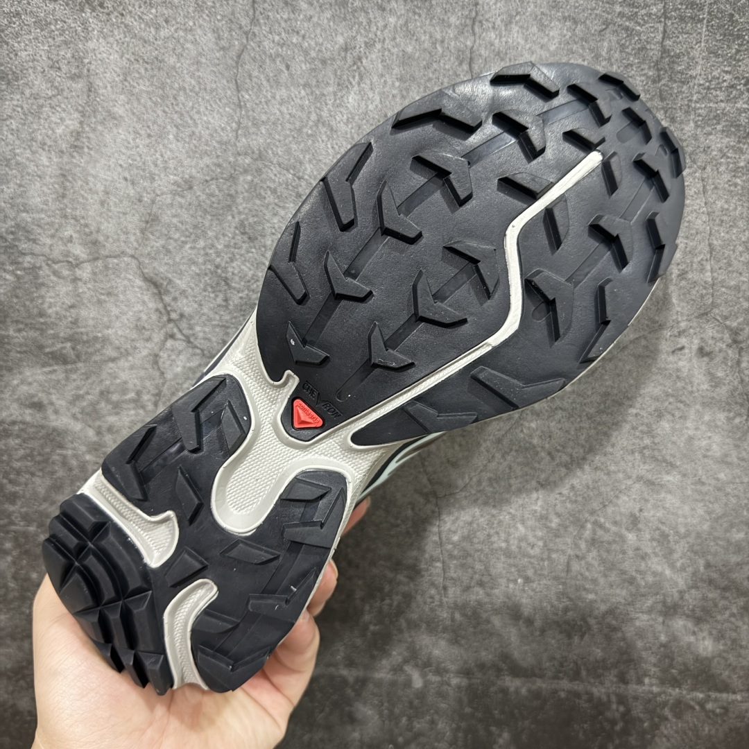图片[9]-【巅峰版】 Salomon XT-6 灰褐色 474451萨洛蒙复古潮流户外机能登山跑鞋 纯原外贸平台特供订单 耗时半年巨作 全套原纸板楦头开发 原厂特供网布配套加持 确保原汁原味 完美呈现版型 原档数据独家私模五层组合大底 原装Ortholite轻量化鞋垫 中底布带钢印编号 原厂TPU锁扣 进口港宝加持 后跟自然饱满 还原公司包裹性 鞋面以“锯齿”状的包裹系统呈现 在基色底之下加入了各种色点缀 将公司的最新技术和时尚前卫的造型融入耐用的长跑款式中 鞋面由 TPU 薄膜制成 并焊接在高耐磨网眼上 使其既时尚又坚固 由 ACS底盘支撑 可增强稳定性和支撑力 以及由橡胶凸耳 Contragrip外底覆盖的 EVA 缓冲中底 旨在应对崎岖的地形 鞋舌上的彩色Salomon 标签、Quicklace 系统以及鞋头、鞋舌和鞋跟上的附加品牌使细节更加完美 让穿着者可以轻松驾驭户外与通勤下的任何运动生活场景 无缝鞋身户外随意纵横 颜值与脚感兼备 出街通勤 绝对非常吸睛 你值得拥有 尺码：36 36.5 37.5 38 38.5 39 40 40.5 41 42 42.5 43 44 44.5 45-选品中心
