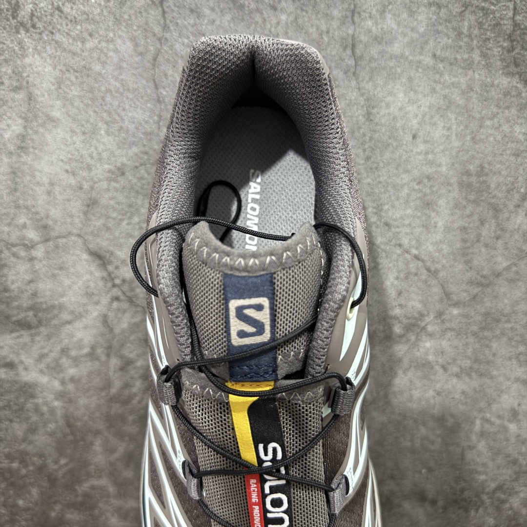 图片[8]-【巅峰版】 Salomon XT-6 灰褐色 474451萨洛蒙复古潮流户外机能登山跑鞋 纯原外贸平台特供订单 耗时半年巨作 全套原纸板楦头开发 原厂特供网布配套加持 确保原汁原味 完美呈现版型 原档数据独家私模五层组合大底 原装Ortholite轻量化鞋垫 中底布带钢印编号 原厂TPU锁扣 进口港宝加持 后跟自然饱满 还原公司包裹性 鞋面以“锯齿”状的包裹系统呈现 在基色底之下加入了各种色点缀 将公司的最新技术和时尚前卫的造型融入耐用的长跑款式中 鞋面由 TPU 薄膜制成 并焊接在高耐磨网眼上 使其既时尚又坚固 由 ACS底盘支撑 可增强稳定性和支撑力 以及由橡胶凸耳 Contragrip外底覆盖的 EVA 缓冲中底 旨在应对崎岖的地形 鞋舌上的彩色Salomon 标签、Quicklace 系统以及鞋头、鞋舌和鞋跟上的附加品牌使细节更加完美 让穿着者可以轻松驾驭户外与通勤下的任何运动生活场景 无缝鞋身户外随意纵横 颜值与脚感兼备 出街通勤 绝对非常吸睛 你值得拥有 尺码：36 36.5 37.5 38 38.5 39 40 40.5 41 42 42.5 43 44 44.5 45-选品中心