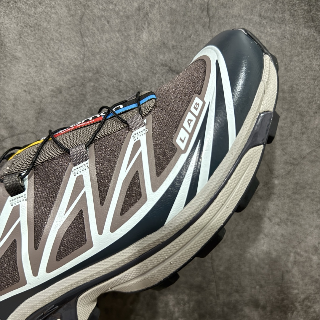 图片[6]-【巅峰版】 Salomon XT-6 灰褐色 474451萨洛蒙复古潮流户外机能登山跑鞋 纯原外贸平台特供订单 耗时半年巨作 全套原纸板楦头开发 原厂特供网布配套加持 确保原汁原味 完美呈现版型 原档数据独家私模五层组合大底 原装Ortholite轻量化鞋垫 中底布带钢印编号 原厂TPU锁扣 进口港宝加持 后跟自然饱满 还原公司包裹性 鞋面以“锯齿”状的包裹系统呈现 在基色底之下加入了各种色点缀 将公司的最新技术和时尚前卫的造型融入耐用的长跑款式中 鞋面由 TPU 薄膜制成 并焊接在高耐磨网眼上 使其既时尚又坚固 由 ACS底盘支撑 可增强稳定性和支撑力 以及由橡胶凸耳 Contragrip外底覆盖的 EVA 缓冲中底 旨在应对崎岖的地形 鞋舌上的彩色Salomon 标签、Quicklace 系统以及鞋头、鞋舌和鞋跟上的附加品牌使细节更加完美 让穿着者可以轻松驾驭户外与通勤下的任何运动生活场景 无缝鞋身户外随意纵横 颜值与脚感兼备 出街通勤 绝对非常吸睛 你值得拥有 尺码：36 36.5 37.5 38 38.5 39 40 40.5 41 42 42.5 43 44 44.5 45-选品中心