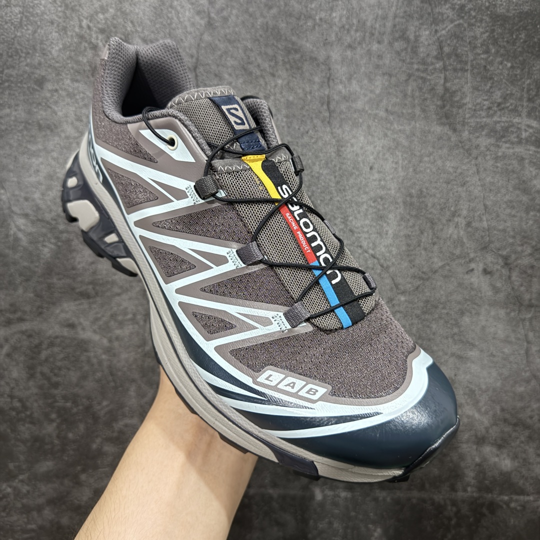 图片[3]-【巅峰版】 Salomon XT-6 灰褐色 474451萨洛蒙复古潮流户外机能登山跑鞋 纯原外贸平台特供订单 耗时半年巨作 全套原纸板楦头开发 原厂特供网布配套加持 确保原汁原味 完美呈现版型 原档数据独家私模五层组合大底 原装Ortholite轻量化鞋垫 中底布带钢印编号 原厂TPU锁扣 进口港宝加持 后跟自然饱满 还原公司包裹性 鞋面以“锯齿”状的包裹系统呈现 在基色底之下加入了各种色点缀 将公司的最新技术和时尚前卫的造型融入耐用的长跑款式中 鞋面由 TPU 薄膜制成 并焊接在高耐磨网眼上 使其既时尚又坚固 由 ACS底盘支撑 可增强稳定性和支撑力 以及由橡胶凸耳 Contragrip外底覆盖的 EVA 缓冲中底 旨在应对崎岖的地形 鞋舌上的彩色Salomon 标签、Quicklace 系统以及鞋头、鞋舌和鞋跟上的附加品牌使细节更加完美 让穿着者可以轻松驾驭户外与通勤下的任何运动生活场景 无缝鞋身户外随意纵横 颜值与脚感兼备 出街通勤 绝对非常吸睛 你值得拥有 尺码：36 36.5 37.5 38 38.5 39 40 40.5 41 42 42.5 43 44 44.5 45-选品中心