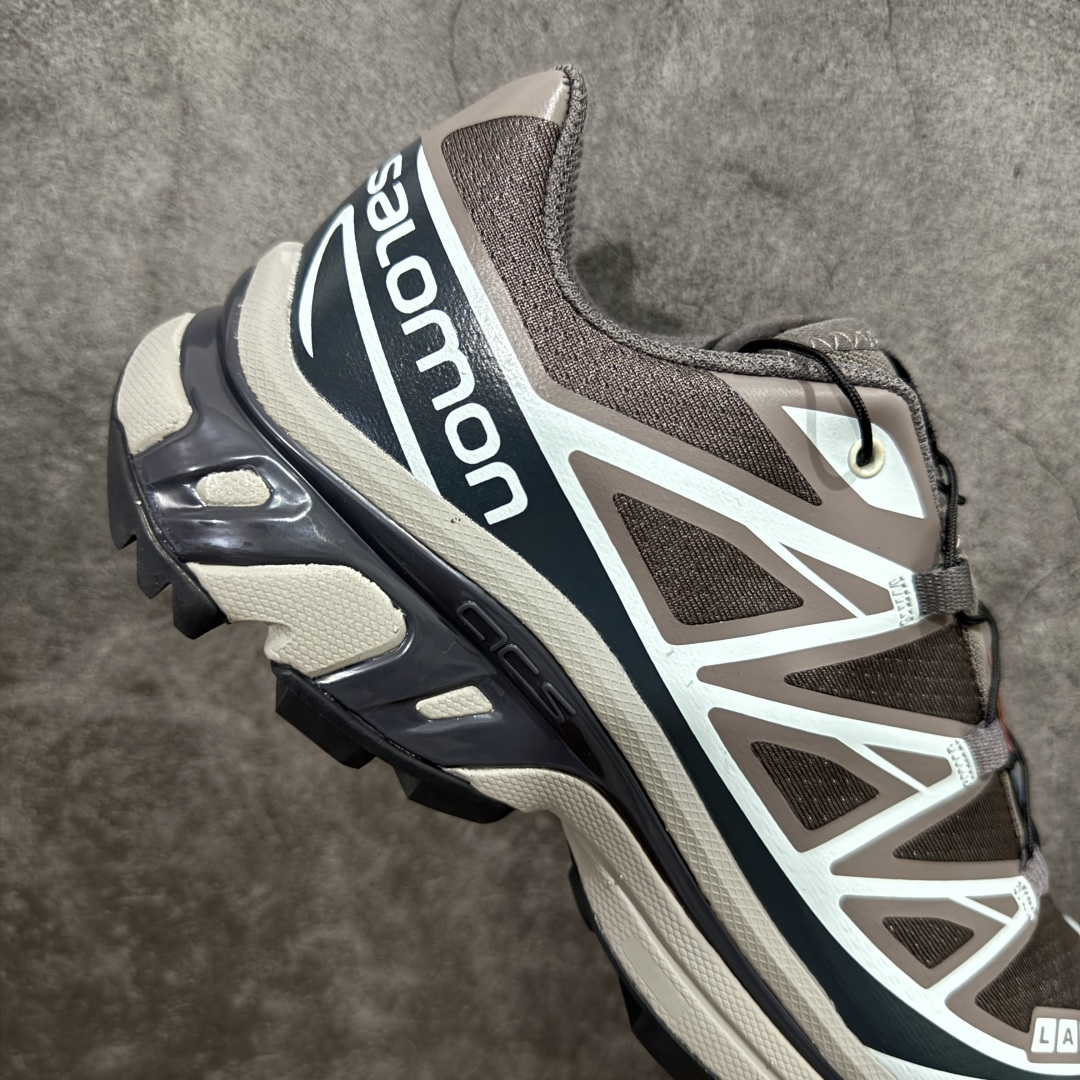 图片[7]-【巅峰版】 Salomon XT-6 灰褐色 474451萨洛蒙复古潮流户外机能登山跑鞋 纯原外贸平台特供订单 耗时半年巨作 全套原纸板楦头开发 原厂特供网布配套加持 确保原汁原味 完美呈现版型 原档数据独家私模五层组合大底 原装Ortholite轻量化鞋垫 中底布带钢印编号 原厂TPU锁扣 进口港宝加持 后跟自然饱满 还原公司包裹性 鞋面以“锯齿”状的包裹系统呈现 在基色底之下加入了各种色点缀 将公司的最新技术和时尚前卫的造型融入耐用的长跑款式中 鞋面由 TPU 薄膜制成 并焊接在高耐磨网眼上 使其既时尚又坚固 由 ACS底盘支撑 可增强稳定性和支撑力 以及由橡胶凸耳 Contragrip外底覆盖的 EVA 缓冲中底 旨在应对崎岖的地形 鞋舌上的彩色Salomon 标签、Quicklace 系统以及鞋头、鞋舌和鞋跟上的附加品牌使细节更加完美 让穿着者可以轻松驾驭户外与通勤下的任何运动生活场景 无缝鞋身户外随意纵横 颜值与脚感兼备 出街通勤 绝对非常吸睛 你值得拥有 尺码：36 36.5 37.5 38 38.5 39 40 40.5 41 42 42.5 43 44 44.5 45-选品中心
