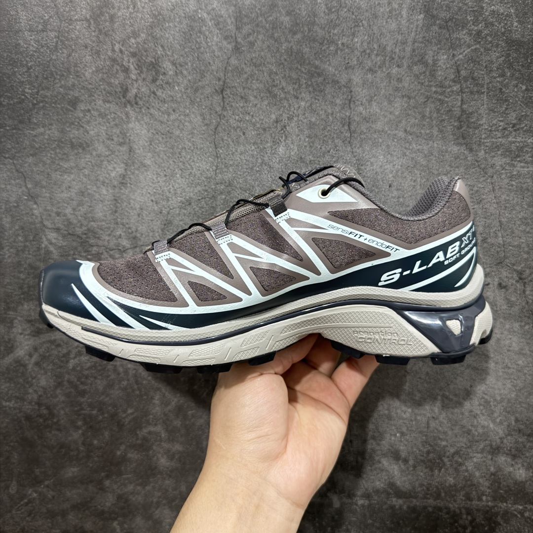 图片[2]-【巅峰版】 Salomon XT-6 灰褐色 474451萨洛蒙复古潮流户外机能登山跑鞋 纯原外贸平台特供订单 耗时半年巨作 全套原纸板楦头开发 原厂特供网布配套加持 确保原汁原味 完美呈现版型 原档数据独家私模五层组合大底 原装Ortholite轻量化鞋垫 中底布带钢印编号 原厂TPU锁扣 进口港宝加持 后跟自然饱满 还原公司包裹性 鞋面以“锯齿”状的包裹系统呈现 在基色底之下加入了各种色点缀 将公司的最新技术和时尚前卫的造型融入耐用的长跑款式中 鞋面由 TPU 薄膜制成 并焊接在高耐磨网眼上 使其既时尚又坚固 由 ACS底盘支撑 可增强稳定性和支撑力 以及由橡胶凸耳 Contragrip外底覆盖的 EVA 缓冲中底 旨在应对崎岖的地形 鞋舌上的彩色Salomon 标签、Quicklace 系统以及鞋头、鞋舌和鞋跟上的附加品牌使细节更加完美 让穿着者可以轻松驾驭户外与通勤下的任何运动生活场景 无缝鞋身户外随意纵横 颜值与脚感兼备 出街通勤 绝对非常吸睛 你值得拥有 尺码：36 36.5 37.5 38 38.5 39 40 40.5 41 42 42.5 43 44 44.5 45-选品中心