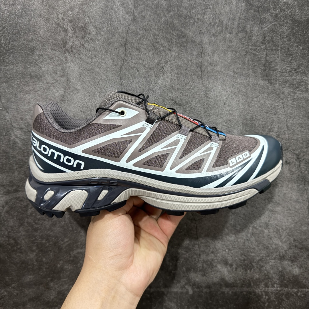 【巅峰版】 Salomon XT-6 灰褐色 474451萨洛蒙复古潮流户外机能登山跑鞋 纯原外贸平台特供订单 耗时半年巨作 全套原纸板楦头开发 原厂特供网布配套加持 确保原汁原味 完美呈现版型 原档数据独家私模五层组合大底 原装Ortholite轻量化鞋垫 中底布带钢印编号 原厂TPU锁扣 进口港宝加持 后跟自然饱满 还原公司包裹性 鞋面以“锯齿”状的包裹系统呈现 在基色底之下加入了各种色点缀 将公司的最新技术和时尚前卫的造型融入耐用的长跑款式中 鞋面由 TPU 薄膜制成 并焊接在高耐磨网眼上 使其既时尚又坚固 由 ACS底盘支撑 可增强稳定性和支撑力 以及由橡胶凸耳 Contragrip外底覆盖的 EVA 缓冲中底 旨在应对崎岖的地形 鞋舌上的彩色Salomon 标签、Quicklace 系统以及鞋头、鞋舌和鞋跟上的附加品牌使细节更加完美 让穿着者可以轻松驾驭户外与通勤下的任何运动生活场景 无缝鞋身户外随意纵横 颜值与脚感兼备 出街通勤 绝对非常吸睛 你值得拥有 尺码：36 36.5 37.5 38 38.5 39 40 40.5 41 42 42.5 43 44 44.5 45-选品中心