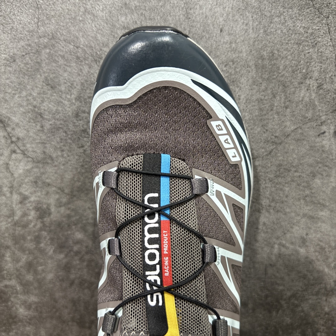 图片[5]-【巅峰版】 Salomon XT-6 灰褐色 474451萨洛蒙复古潮流户外机能登山跑鞋 纯原外贸平台特供订单 耗时半年巨作 全套原纸板楦头开发 原厂特供网布配套加持 确保原汁原味 完美呈现版型 原档数据独家私模五层组合大底 原装Ortholite轻量化鞋垫 中底布带钢印编号 原厂TPU锁扣 进口港宝加持 后跟自然饱满 还原公司包裹性 鞋面以“锯齿”状的包裹系统呈现 在基色底之下加入了各种色点缀 将公司的最新技术和时尚前卫的造型融入耐用的长跑款式中 鞋面由 TPU 薄膜制成 并焊接在高耐磨网眼上 使其既时尚又坚固 由 ACS底盘支撑 可增强稳定性和支撑力 以及由橡胶凸耳 Contragrip外底覆盖的 EVA 缓冲中底 旨在应对崎岖的地形 鞋舌上的彩色Salomon 标签、Quicklace 系统以及鞋头、鞋舌和鞋跟上的附加品牌使细节更加完美 让穿着者可以轻松驾驭户外与通勤下的任何运动生活场景 无缝鞋身户外随意纵横 颜值与脚感兼备 出街通勤 绝对非常吸睛 你值得拥有 尺码：36 36.5 37.5 38 38.5 39 40 40.5 41 42 42.5 43 44 44.5 45-选品中心