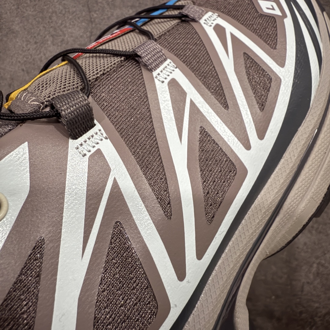 图片[4]-【巅峰版】 Salomon XT-6 灰褐色 474451萨洛蒙复古潮流户外机能登山跑鞋 纯原外贸平台特供订单 耗时半年巨作 全套原纸板楦头开发 原厂特供网布配套加持 确保原汁原味 完美呈现版型 原档数据独家私模五层组合大底 原装Ortholite轻量化鞋垫 中底布带钢印编号 原厂TPU锁扣 进口港宝加持 后跟自然饱满 还原公司包裹性 鞋面以“锯齿”状的包裹系统呈现 在基色底之下加入了各种色点缀 将公司的最新技术和时尚前卫的造型融入耐用的长跑款式中 鞋面由 TPU 薄膜制成 并焊接在高耐磨网眼上 使其既时尚又坚固 由 ACS底盘支撑 可增强稳定性和支撑力 以及由橡胶凸耳 Contragrip外底覆盖的 EVA 缓冲中底 旨在应对崎岖的地形 鞋舌上的彩色Salomon 标签、Quicklace 系统以及鞋头、鞋舌和鞋跟上的附加品牌使细节更加完美 让穿着者可以轻松驾驭户外与通勤下的任何运动生活场景 无缝鞋身户外随意纵横 颜值与脚感兼备 出街通勤 绝对非常吸睛 你值得拥有 尺码：36 36.5 37.5 38 38.5 39 40 40.5 41 42 42.5 43 44 44.5 45-选品中心