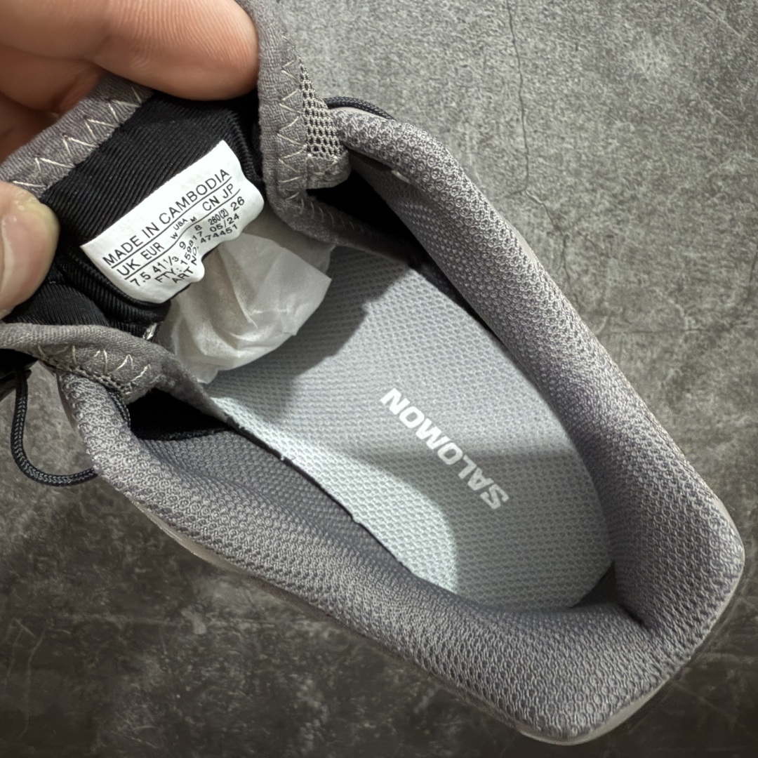 图片[7]-【巅峰版】 Salomon XT-6 灰褐色 474451萨洛蒙复古潮流户外机能登山跑鞋 纯原外贸平台特供订单 耗时半年巨作 全套原纸板楦头开发 原厂特供网布配套加持 确保原汁原味 完美呈现版型 原档数据独家私模五层组合大底 原装Ortholite轻量化鞋垫 中底布带钢印编号 原厂TPU锁扣 进口港宝加持 后跟自然饱满 还原公司包裹性 鞋面以“锯齿”状的包裹系统呈现 在基色底之下加入了各种色点缀 将公司的最新技术和时尚前卫的造型融入耐用的长跑款式中 鞋面由 TPU 薄膜制成 并焊接在高耐磨网眼上 使其既时尚又坚固 由 ACS底盘支撑 可增强稳定性和支撑力 以及由橡胶凸耳 Contragrip外底覆盖的 EVA 缓冲中底 旨在应对崎岖的地形 鞋舌上的彩色Salomon 标签、Quicklace 系统以及鞋头、鞋舌和鞋跟上的附加品牌使细节更加完美 让穿着者可以轻松驾驭户外与通勤下的任何运动生活场景 无缝鞋身户外随意纵横 颜值与脚感兼备 出街通勤 绝对非常吸睛 你值得拥有 尺码：36 36.5 37.5 38 38.5 39 40 40.5 41 42 42.5 43 44 44.5 45-选品中心