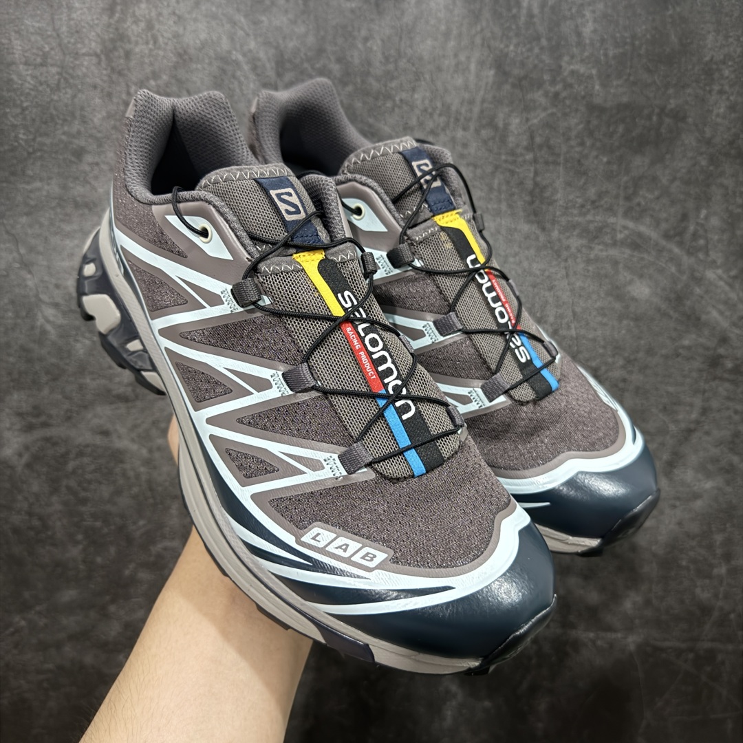 【巅峰版】 Salomon XT-6 灰褐色 474451萨洛蒙复古潮流户外机能登山跑鞋 纯原外贸平台特供订单 耗时半年巨作 全套原纸板楦头开发 原厂特供网布配套加持 确保原汁原味 完美呈现版型 原档数据独家私模五层组合大底 原装Ortholite轻量化鞋垫 中底布带钢印编号 原厂TPU锁扣 进口港宝加持 后跟自然饱满 还原公司包裹性 鞋面以“锯齿”状的包裹系统呈现 在基色底之下加入了各种色点缀 将公司的最新技术和时尚前卫的造型融入耐用的长跑款式中 鞋面由 TPU 薄膜制成 并焊接在高耐磨网眼上 使其既时尚又坚固 由 ACS底盘支撑 可增强稳定性和支撑力 以及由橡胶凸耳 Contragrip外底覆盖的 EVA 缓冲中底 旨在应对崎岖的地形 鞋舌上的彩色Salomon 标签、Quicklace 系统以及鞋头、鞋舌和鞋跟上的附加品牌使细节更加完美 让穿着者可以轻松驾驭户外与通勤下的任何运动生活场景 无缝鞋身户外随意纵横 颜值与脚感兼备 出街通勤 绝对非常吸睛 你值得拥有 尺码：36 36.5 37.5 38 38.5 39 40 40.5 41 42 42.5 43 44 44.5 45-选品中心