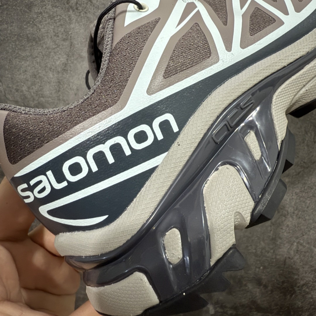 图片[3]-【巅峰版】 Salomon XT-6 灰褐色 474451萨洛蒙复古潮流户外机能登山跑鞋 纯原外贸平台特供订单 耗时半年巨作 全套原纸板楦头开发 原厂特供网布配套加持 确保原汁原味 完美呈现版型 原档数据独家私模五层组合大底 原装Ortholite轻量化鞋垫 中底布带钢印编号 原厂TPU锁扣 进口港宝加持 后跟自然饱满 还原公司包裹性 鞋面以“锯齿”状的包裹系统呈现 在基色底之下加入了各种色点缀 将公司的最新技术和时尚前卫的造型融入耐用的长跑款式中 鞋面由 TPU 薄膜制成 并焊接在高耐磨网眼上 使其既时尚又坚固 由 ACS底盘支撑 可增强稳定性和支撑力 以及由橡胶凸耳 Contragrip外底覆盖的 EVA 缓冲中底 旨在应对崎岖的地形 鞋舌上的彩色Salomon 标签、Quicklace 系统以及鞋头、鞋舌和鞋跟上的附加品牌使细节更加完美 让穿着者可以轻松驾驭户外与通勤下的任何运动生活场景 无缝鞋身户外随意纵横 颜值与脚感兼备 出街通勤 绝对非常吸睛 你值得拥有 尺码：36 36.5 37.5 38 38.5 39 40 40.5 41 42 42.5 43 44 44.5 45-选品中心