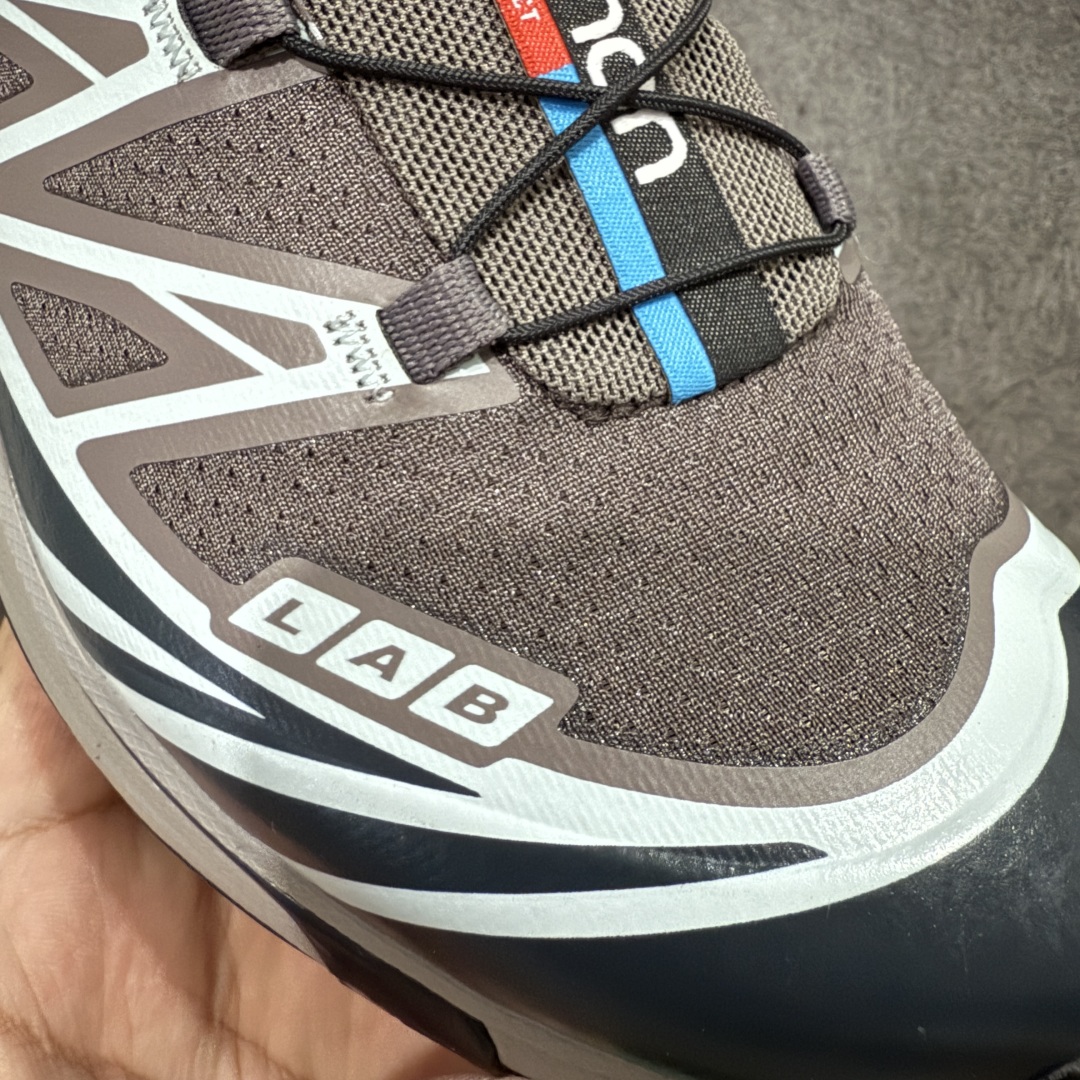 图片[5]-【巅峰版】 Salomon XT-6 灰褐色 474451萨洛蒙复古潮流户外机能登山跑鞋 纯原外贸平台特供订单 耗时半年巨作 全套原纸板楦头开发 原厂特供网布配套加持 确保原汁原味 完美呈现版型 原档数据独家私模五层组合大底 原装Ortholite轻量化鞋垫 中底布带钢印编号 原厂TPU锁扣 进口港宝加持 后跟自然饱满 还原公司包裹性 鞋面以“锯齿”状的包裹系统呈现 在基色底之下加入了各种色点缀 将公司的最新技术和时尚前卫的造型融入耐用的长跑款式中 鞋面由 TPU 薄膜制成 并焊接在高耐磨网眼上 使其既时尚又坚固 由 ACS底盘支撑 可增强稳定性和支撑力 以及由橡胶凸耳 Contragrip外底覆盖的 EVA 缓冲中底 旨在应对崎岖的地形 鞋舌上的彩色Salomon 标签、Quicklace 系统以及鞋头、鞋舌和鞋跟上的附加品牌使细节更加完美 让穿着者可以轻松驾驭户外与通勤下的任何运动生活场景 无缝鞋身户外随意纵横 颜值与脚感兼备 出街通勤 绝对非常吸睛 你值得拥有 尺码：36 36.5 37.5 38 38.5 39 40 40.5 41 42 42.5 43 44 44.5 45-选品中心