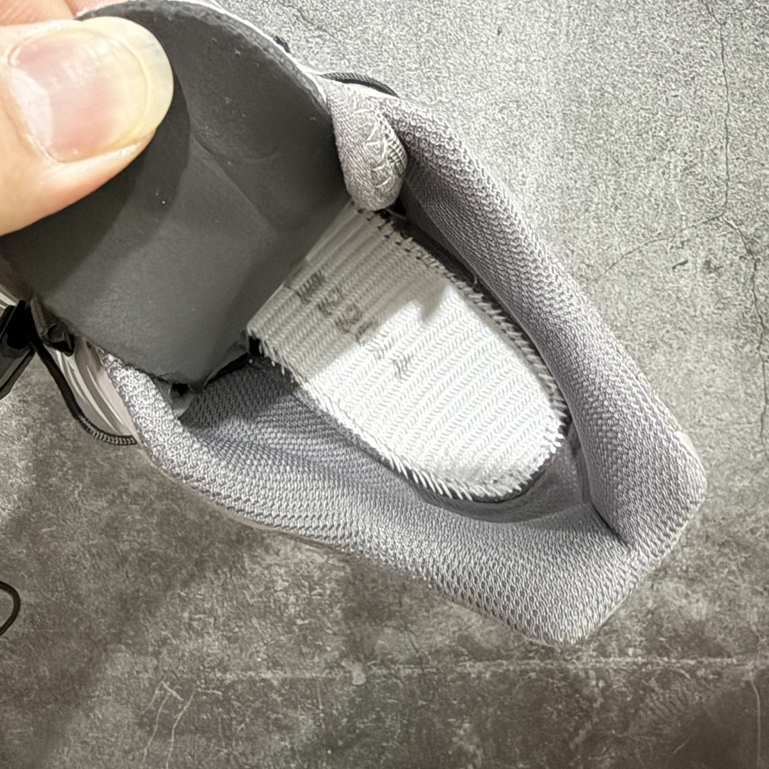 图片[8]-【巅峰版】 Salomon XT-6 灰褐色 474451萨洛蒙复古潮流户外机能登山跑鞋 纯原外贸平台特供订单 耗时半年巨作 全套原纸板楦头开发 原厂特供网布配套加持 确保原汁原味 完美呈现版型 原档数据独家私模五层组合大底 原装Ortholite轻量化鞋垫 中底布带钢印编号 原厂TPU锁扣 进口港宝加持 后跟自然饱满 还原公司包裹性 鞋面以“锯齿”状的包裹系统呈现 在基色底之下加入了各种色点缀 将公司的最新技术和时尚前卫的造型融入耐用的长跑款式中 鞋面由 TPU 薄膜制成 并焊接在高耐磨网眼上 使其既时尚又坚固 由 ACS底盘支撑 可增强稳定性和支撑力 以及由橡胶凸耳 Contragrip外底覆盖的 EVA 缓冲中底 旨在应对崎岖的地形 鞋舌上的彩色Salomon 标签、Quicklace 系统以及鞋头、鞋舌和鞋跟上的附加品牌使细节更加完美 让穿着者可以轻松驾驭户外与通勤下的任何运动生活场景 无缝鞋身户外随意纵横 颜值与脚感兼备 出街通勤 绝对非常吸睛 你值得拥有 尺码：36 36.5 37.5 38 38.5 39 40 40.5 41 42 42.5 43 44 44.5 45-选品中心