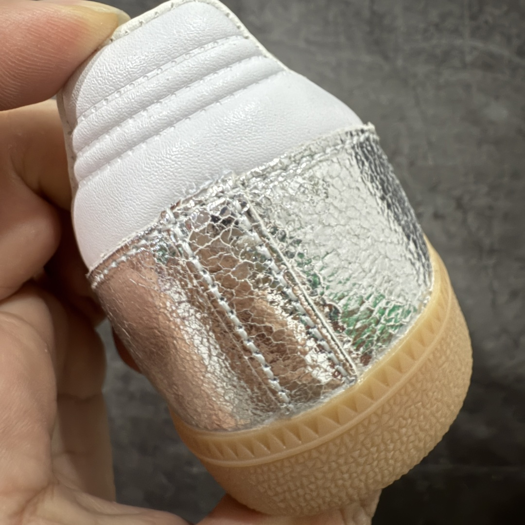 图片[2]-【Top纯原】AD Original Samba OG 复古经典轻便板鞋 银色JR0035 市场最高版本 正确烫金高频细节 原装纳米超迁+原装头层皮料 独家私模橡胶大底 原盒原配 这款桑巴鞋展示了高质量的工艺 带有装饰的超锁缝制和无缝的手感 柔软、柔软的皮革造型和标志性的3条纹完成了精致的外观 正规合身鞋带 鞋面上有绒面鞋垫 橡胶鞋底 享受正畸套筒软感 自50年代首次亮相以来就一直在赢得粉丝的青睐 尺码：36 36.5 37.5 38 38.5 39 40 40.5 41 42 42.5 43 44 44.5 45-选品中心