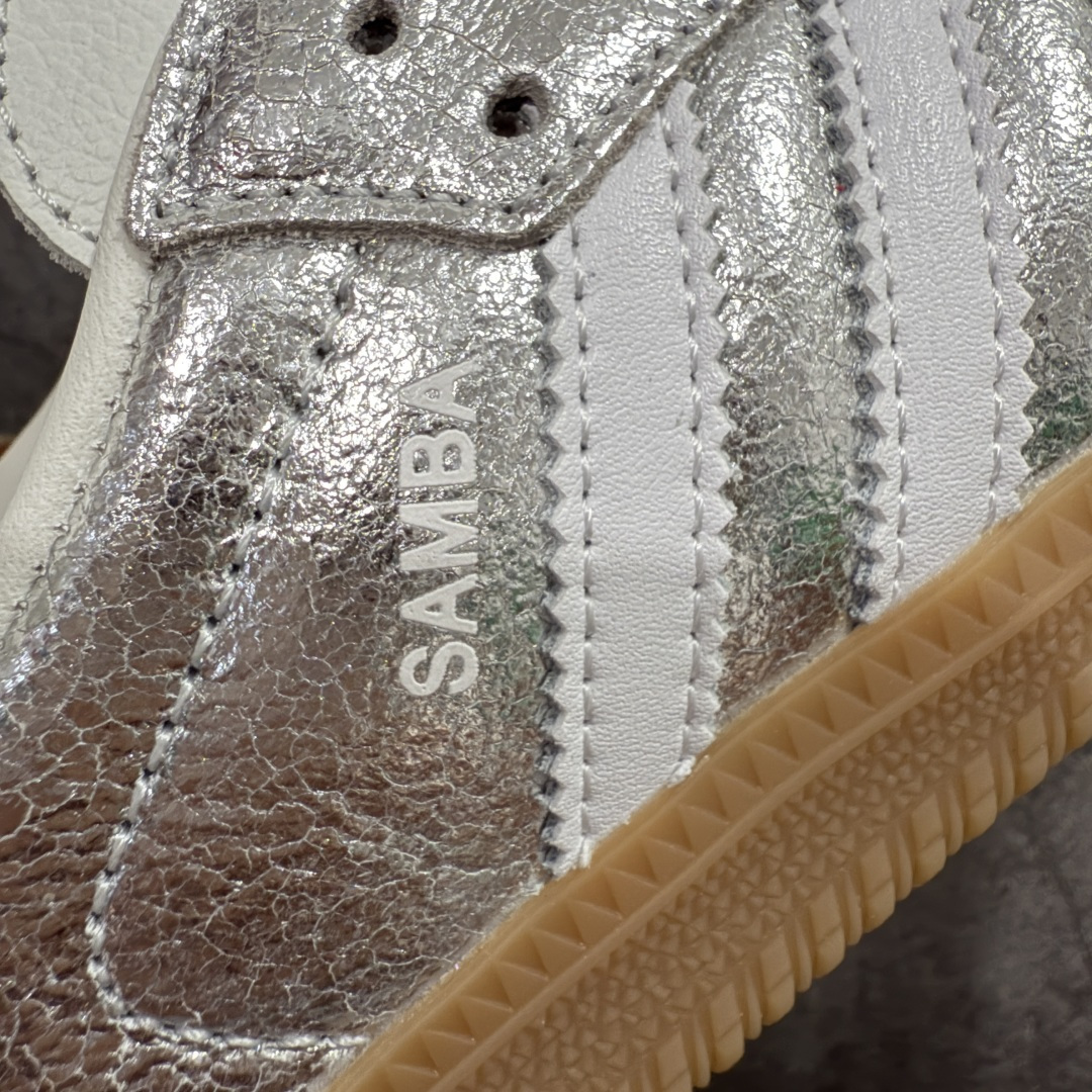 图片[3]-【Top纯原】AD Original Samba OG 复古经典轻便板鞋 银色JR0035 市场最高版本 正确烫金高频细节 原装纳米超迁+原装头层皮料 独家私模橡胶大底 原盒原配 这款桑巴鞋展示了高质量的工艺 带有装饰的超锁缝制和无缝的手感 柔软、柔软的皮革造型和标志性的3条纹完成了精致的外观 正规合身鞋带 鞋面上有绒面鞋垫 橡胶鞋底 享受正畸套筒软感 自50年代首次亮相以来就一直在赢得粉丝的青睐 尺码：36 36.5 37.5 38 38.5 39 40 40.5 41 42 42.5 43 44 44.5 45-选品中心