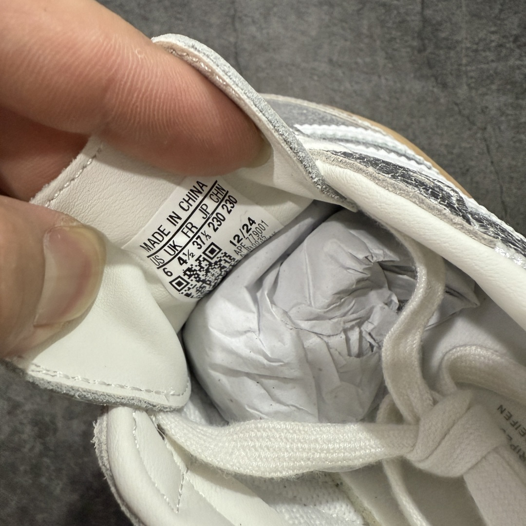 图片[6]-【Top纯原】AD Original Samba OG 复古经典轻便板鞋 银色JR0035 市场最高版本 正确烫金高频细节 原装纳米超迁+原装头层皮料 独家私模橡胶大底 原盒原配 这款桑巴鞋展示了高质量的工艺 带有装饰的超锁缝制和无缝的手感 柔软、柔软的皮革造型和标志性的3条纹完成了精致的外观 正规合身鞋带 鞋面上有绒面鞋垫 橡胶鞋底 享受正畸套筒软感 自50年代首次亮相以来就一直在赢得粉丝的青睐 尺码：36 36.5 37.5 38 38.5 39 40 40.5 41 42 42.5 43 44 44.5 45-选品中心