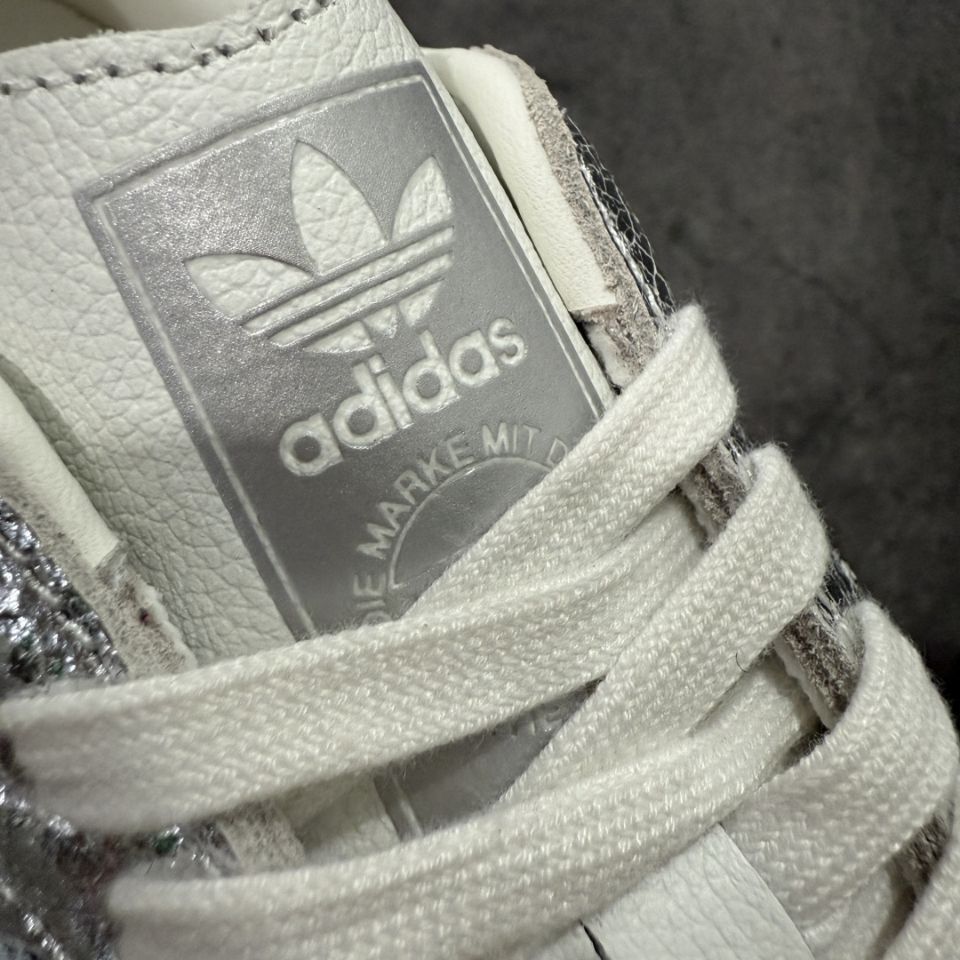 图片[5]-【Top纯原】AD Original Samba OG 复古经典轻便板鞋 银色JR0035 市场最高版本 正确烫金高频细节 原装纳米超迁+原装头层皮料 独家私模橡胶大底 原盒原配 这款桑巴鞋展示了高质量的工艺 带有装饰的超锁缝制和无缝的手感 柔软、柔软的皮革造型和标志性的3条纹完成了精致的外观 正规合身鞋带 鞋面上有绒面鞋垫 橡胶鞋底 享受正畸套筒软感 自50年代首次亮相以来就一直在赢得粉丝的青睐 尺码：36 36.5 37.5 38 38.5 39 40 40.5 41 42 42.5 43 44 44.5 45-选品中心