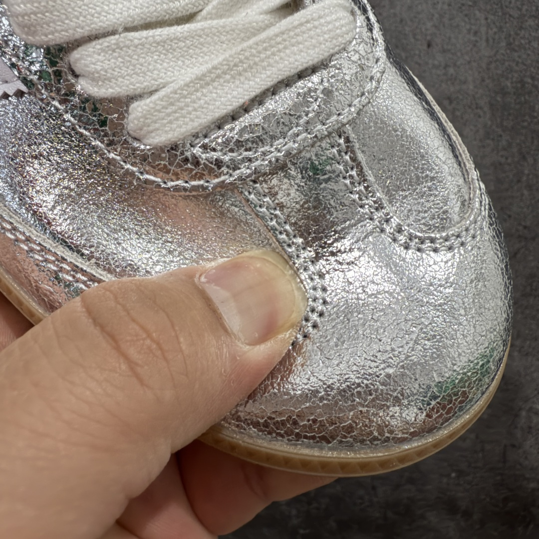 图片[4]-【Top纯原】AD Original Samba OG 复古经典轻便板鞋 银色JR0035 市场最高版本 正确烫金高频细节 原装纳米超迁+原装头层皮料 独家私模橡胶大底 原盒原配 这款桑巴鞋展示了高质量的工艺 带有装饰的超锁缝制和无缝的手感 柔软、柔软的皮革造型和标志性的3条纹完成了精致的外观 正规合身鞋带 鞋面上有绒面鞋垫 橡胶鞋底 享受正畸套筒软感 自50年代首次亮相以来就一直在赢得粉丝的青睐 尺码：36 36.5 37.5 38 38.5 39 40 40.5 41 42 42.5 43 44 44.5 45-选品中心