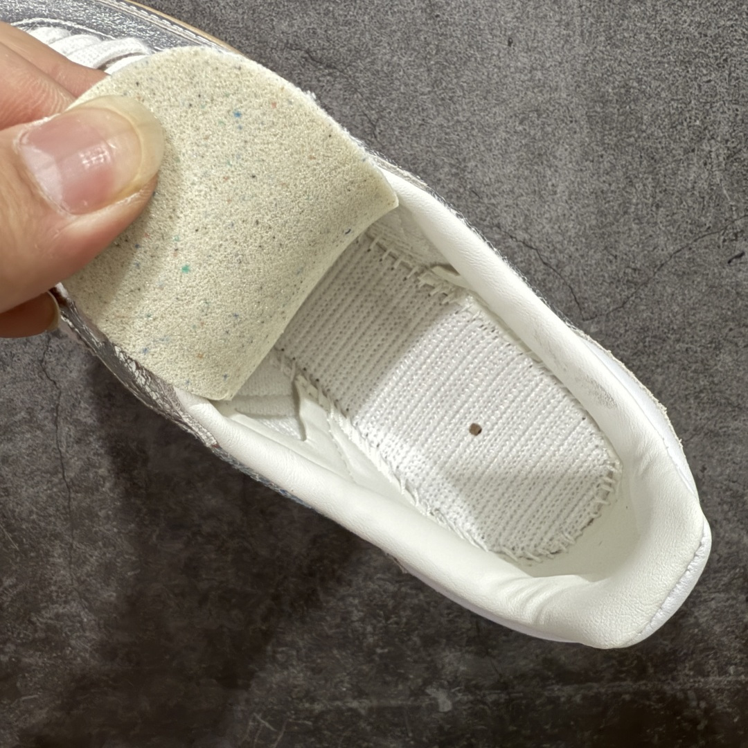 图片[8]-【Top纯原】AD Original Samba OG 复古经典轻便板鞋 银色JR0035 市场最高版本 正确烫金高频细节 原装纳米超迁+原装头层皮料 独家私模橡胶大底 原盒原配 这款桑巴鞋展示了高质量的工艺 带有装饰的超锁缝制和无缝的手感 柔软、柔软的皮革造型和标志性的3条纹完成了精致的外观 正规合身鞋带 鞋面上有绒面鞋垫 橡胶鞋底 享受正畸套筒软感 自50年代首次亮相以来就一直在赢得粉丝的青睐 尺码：36 36.5 37.5 38 38.5 39 40 40.5 41 42 42.5 43 44 44.5 45-选品中心