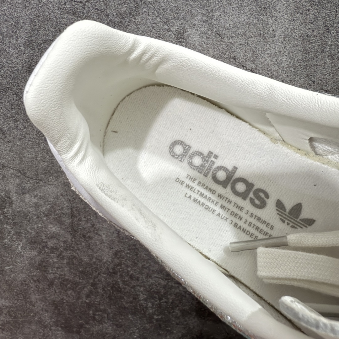 图片[7]-【Top纯原】AD Original Samba OG 复古经典轻便板鞋 银色JR0035 市场最高版本 正确烫金高频细节 原装纳米超迁+原装头层皮料 独家私模橡胶大底 原盒原配 这款桑巴鞋展示了高质量的工艺 带有装饰的超锁缝制和无缝的手感 柔软、柔软的皮革造型和标志性的3条纹完成了精致的外观 正规合身鞋带 鞋面上有绒面鞋垫 橡胶鞋底 享受正畸套筒软感 自50年代首次亮相以来就一直在赢得粉丝的青睐 尺码：36 36.5 37.5 38 38.5 39 40 40.5 41 42 42.5 43 44 44.5 45-选品中心