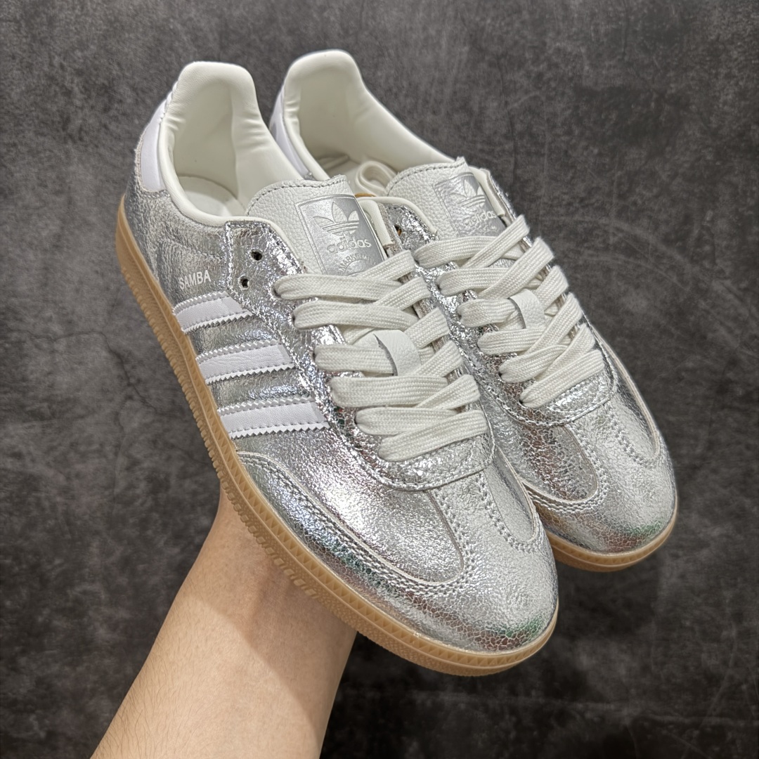 【Top纯原】AD Original Samba OG 复古经典轻便板鞋 银色JR0035 市场最高版本 正确烫金高频细节 原装纳米超迁+原装头层皮料 独家私模橡胶大底 原盒原配 这款桑巴鞋展示了高质量的工艺 带有装饰的超锁缝制和无缝的手感 柔软、柔软的皮革造型和标志性的3条纹完成了精致的外观 正规合身鞋带 鞋面上有绒面鞋垫 橡胶鞋底 享受正畸套筒软感 自50年代首次亮相以来就一直在赢得粉丝的青睐 尺码:36 36.5 37.5 38 38.5 39 40 40.5 41 42 42.5 43 44 44.5 45-选品中心