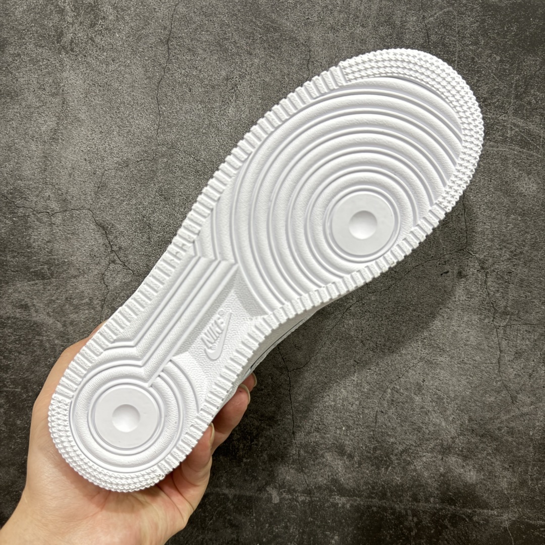 图片[9]-【奥莱订单】Air Force 1 Low \’07 空军一号纯白低帮经典板鞋 全鞋电脑针车 工整有序 原盒原配从里到外百分百还原 原厂楦头 原厂刺绣 后跟弧度修正 每一处都是细节满满 尺码：35.5 36 36.5 37.5 38 38.5 39 40 40.5 41 42 42.5 43 44 44.5 45 46 47.5-选品中心