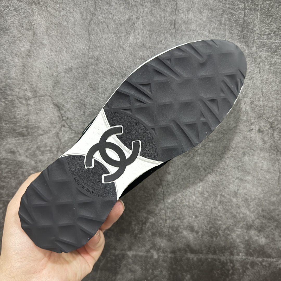 图片[9]-【LW纯原】香奈儿Chanel 25P绒面小牛皮 圆头系带 平底黑色菱格纹低帮休闲鞋 热度高的离谱，奢牌搭配德训鞋型 让人很难拒绝，又舒适又贵气 圆头设计，鞋身线条流畅，充满复古感 侧身双Clogo彰显品牌身份与调性 采用全新的德训鞋型，超级柔软轻便，鞋头偏尖，秀气显脚长 鞋面为原渠道定制小牛皮配牛巴戈 内里为埃塞俄比亚进口小羊皮 鞋面为定制的小牛皮，鞋头部分则采用了牛巴戈 牛巴戈，也就是磨面牛皮，是将头层皮表面皮层打磨之后，而达到绒面触摸感，皮身厚实而柔软、表面色泽、绒毛、皮纹自然而成 侧边logo，依循zp工艺打造，先做玻璃冲刀，在做空压工艺 logo边缘细节与车线工艺均与zp一致 尺码：35-44-选品中心