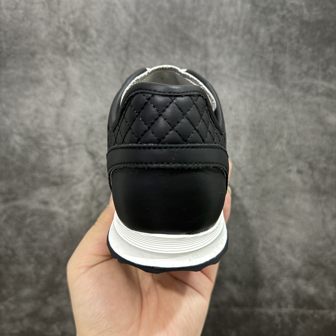 图片[4]-【LW纯原】香奈儿Chanel 25P绒面小牛皮 圆头系带 平底黑色菱格纹低帮休闲鞋 热度高的离谱，奢牌搭配德训鞋型 让人很难拒绝，又舒适又贵气 圆头设计，鞋身线条流畅，充满复古感 侧身双Clogo彰显品牌身份与调性 采用全新的德训鞋型，超级柔软轻便，鞋头偏尖，秀气显脚长 鞋面为原渠道定制小牛皮配牛巴戈 内里为埃塞俄比亚进口小羊皮 鞋面为定制的小牛皮，鞋头部分则采用了牛巴戈 牛巴戈，也就是磨面牛皮，是将头层皮表面皮层打磨之后，而达到绒面触摸感，皮身厚实而柔软、表面色泽、绒毛、皮纹自然而成 侧边logo，依循zp工艺打造，先做玻璃冲刀，在做空压工艺 logo边缘细节与车线工艺均与zp一致 尺码：35-44-选品中心