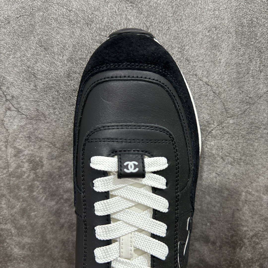 图片[5]-【LW纯原】香奈儿Chanel 25P绒面小牛皮 圆头系带 平底黑色菱格纹低帮休闲鞋 热度高的离谱，奢牌搭配德训鞋型 让人很难拒绝，又舒适又贵气 圆头设计，鞋身线条流畅，充满复古感 侧身双Clogo彰显品牌身份与调性 采用全新的德训鞋型，超级柔软轻便，鞋头偏尖，秀气显脚长 鞋面为原渠道定制小牛皮配牛巴戈 内里为埃塞俄比亚进口小羊皮 鞋面为定制的小牛皮，鞋头部分则采用了牛巴戈 牛巴戈，也就是磨面牛皮，是将头层皮表面皮层打磨之后，而达到绒面触摸感，皮身厚实而柔软、表面色泽、绒毛、皮纹自然而成 侧边logo，依循zp工艺打造，先做玻璃冲刀，在做空压工艺 logo边缘细节与车线工艺均与zp一致 尺码：35-44-选品中心