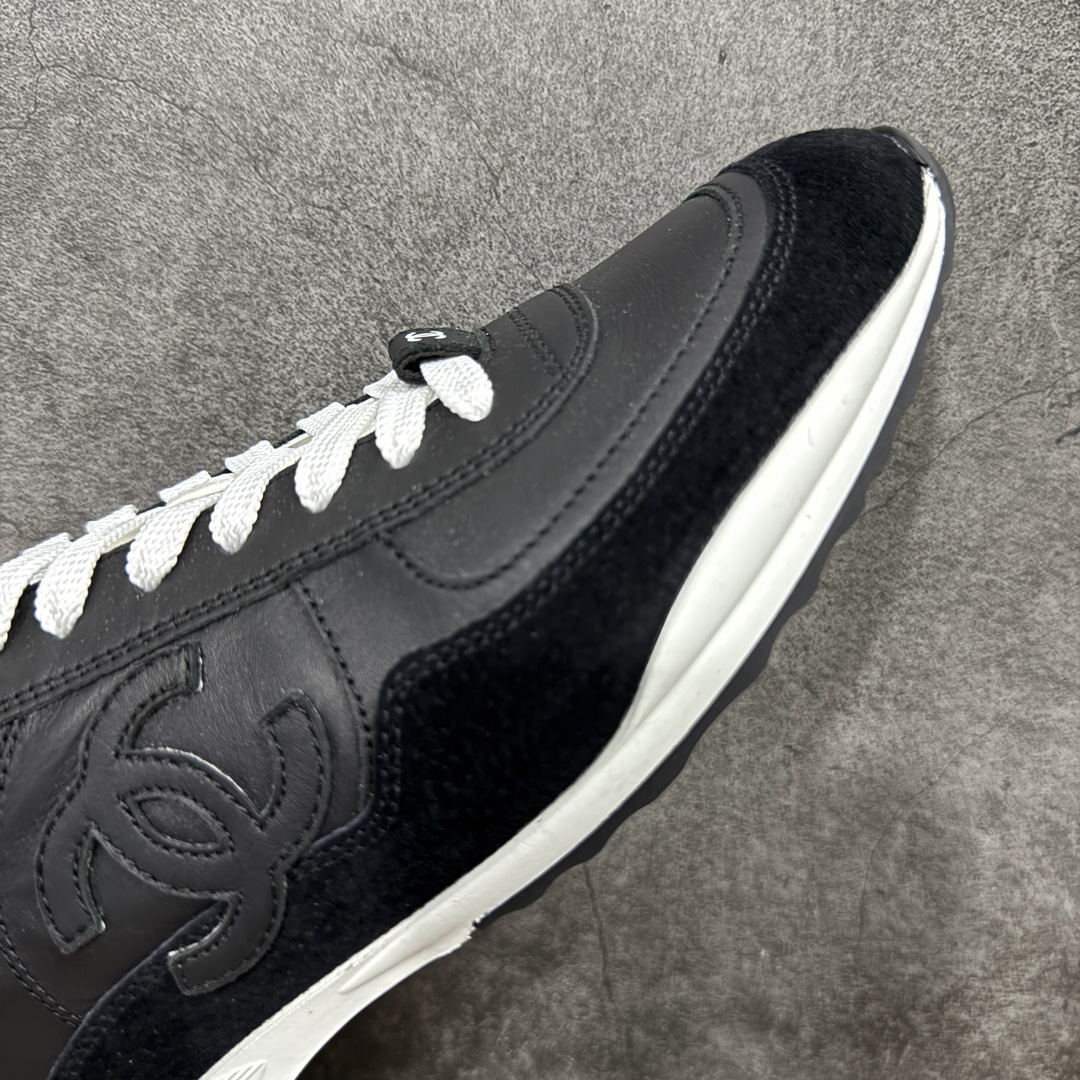 图片[6]-【LW纯原】香奈儿Chanel 25P绒面小牛皮 圆头系带 平底黑色菱格纹低帮休闲鞋 热度高的离谱，奢牌搭配德训鞋型 让人很难拒绝，又舒适又贵气 圆头设计，鞋身线条流畅，充满复古感 侧身双Clogo彰显品牌身份与调性 采用全新的德训鞋型，超级柔软轻便，鞋头偏尖，秀气显脚长 鞋面为原渠道定制小牛皮配牛巴戈 内里为埃塞俄比亚进口小羊皮 鞋面为定制的小牛皮，鞋头部分则采用了牛巴戈 牛巴戈，也就是磨面牛皮，是将头层皮表面皮层打磨之后，而达到绒面触摸感，皮身厚实而柔软、表面色泽、绒毛、皮纹自然而成 侧边logo，依循zp工艺打造，先做玻璃冲刀，在做空压工艺 logo边缘细节与车线工艺均与zp一致 尺码：35-44-选品中心