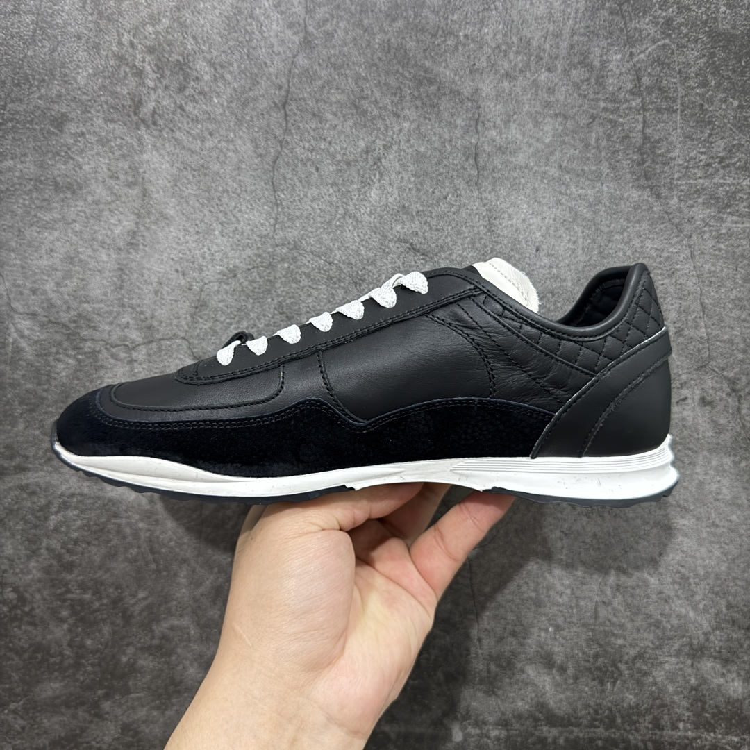 图片[2]-【LW纯原】香奈儿Chanel 25P绒面小牛皮 圆头系带 平底黑色菱格纹低帮休闲鞋 热度高的离谱，奢牌搭配德训鞋型 让人很难拒绝，又舒适又贵气 圆头设计，鞋身线条流畅，充满复古感 侧身双Clogo彰显品牌身份与调性 采用全新的德训鞋型，超级柔软轻便，鞋头偏尖，秀气显脚长 鞋面为原渠道定制小牛皮配牛巴戈 内里为埃塞俄比亚进口小羊皮 鞋面为定制的小牛皮，鞋头部分则采用了牛巴戈 牛巴戈，也就是磨面牛皮，是将头层皮表面皮层打磨之后，而达到绒面触摸感，皮身厚实而柔软、表面色泽、绒毛、皮纹自然而成 侧边logo，依循zp工艺打造，先做玻璃冲刀，在做空压工艺 logo边缘细节与车线工艺均与zp一致 尺码：35-44-选品中心