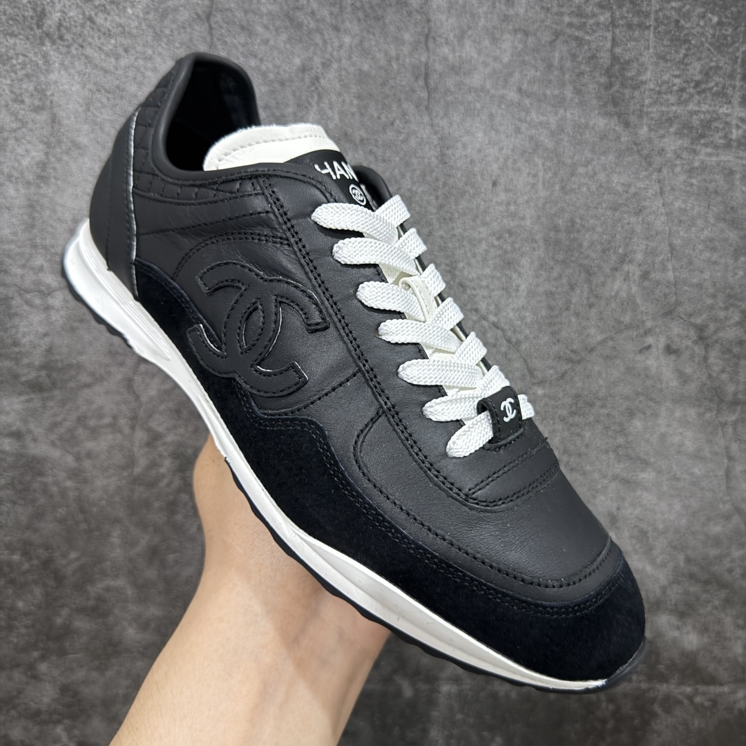 图片[3]-【LW纯原】香奈儿Chanel 25P绒面小牛皮 圆头系带 平底黑色菱格纹低帮休闲鞋 热度高的离谱，奢牌搭配德训鞋型 让人很难拒绝，又舒适又贵气 圆头设计，鞋身线条流畅，充满复古感 侧身双Clogo彰显品牌身份与调性 采用全新的德训鞋型，超级柔软轻便，鞋头偏尖，秀气显脚长 鞋面为原渠道定制小牛皮配牛巴戈 内里为埃塞俄比亚进口小羊皮 鞋面为定制的小牛皮，鞋头部分则采用了牛巴戈 牛巴戈，也就是磨面牛皮，是将头层皮表面皮层打磨之后，而达到绒面触摸感，皮身厚实而柔软、表面色泽、绒毛、皮纹自然而成 侧边logo，依循zp工艺打造，先做玻璃冲刀，在做空压工艺 logo边缘细节与车线工艺均与zp一致 尺码：35-44-选品中心