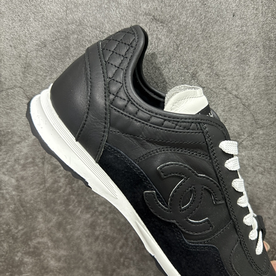 图片[7]-【LW纯原】香奈儿Chanel 25P绒面小牛皮 圆头系带 平底黑色菱格纹低帮休闲鞋 热度高的离谱，奢牌搭配德训鞋型 让人很难拒绝，又舒适又贵气 圆头设计，鞋身线条流畅，充满复古感 侧身双Clogo彰显品牌身份与调性 采用全新的德训鞋型，超级柔软轻便，鞋头偏尖，秀气显脚长 鞋面为原渠道定制小牛皮配牛巴戈 内里为埃塞俄比亚进口小羊皮 鞋面为定制的小牛皮，鞋头部分则采用了牛巴戈 牛巴戈，也就是磨面牛皮，是将头层皮表面皮层打磨之后，而达到绒面触摸感，皮身厚实而柔软、表面色泽、绒毛、皮纹自然而成 侧边logo，依循zp工艺打造，先做玻璃冲刀，在做空压工艺 logo边缘细节与车线工艺均与zp一致 尺码：35-44-选品中心