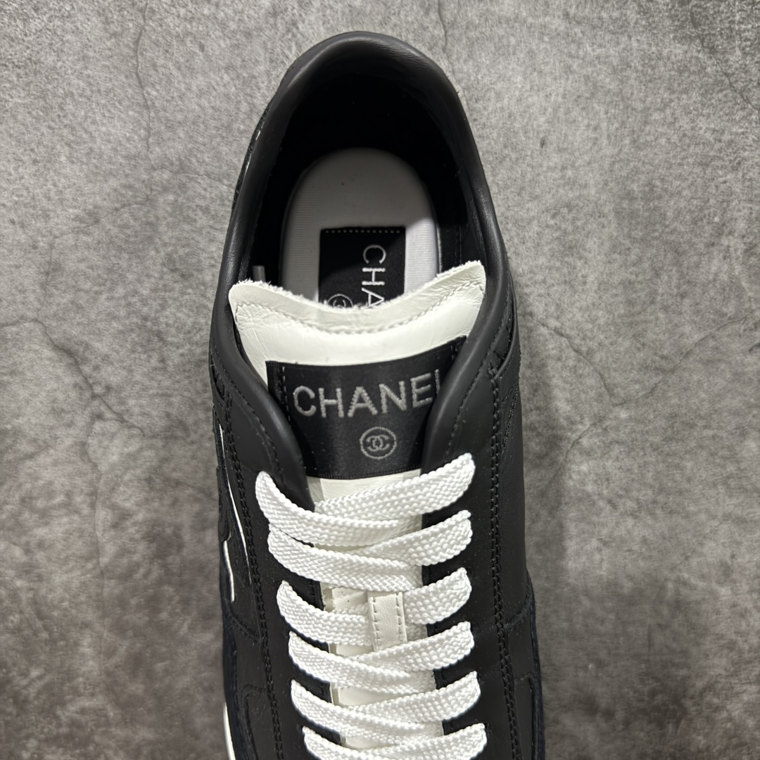 图片[8]-【LW纯原】香奈儿Chanel 25P绒面小牛皮 圆头系带 平底黑色菱格纹低帮休闲鞋 热度高的离谱，奢牌搭配德训鞋型 让人很难拒绝，又舒适又贵气 圆头设计，鞋身线条流畅，充满复古感 侧身双Clogo彰显品牌身份与调性 采用全新的德训鞋型，超级柔软轻便，鞋头偏尖，秀气显脚长 鞋面为原渠道定制小牛皮配牛巴戈 内里为埃塞俄比亚进口小羊皮 鞋面为定制的小牛皮，鞋头部分则采用了牛巴戈 牛巴戈，也就是磨面牛皮，是将头层皮表面皮层打磨之后，而达到绒面触摸感，皮身厚实而柔软、表面色泽、绒毛、皮纹自然而成 侧边logo，依循zp工艺打造，先做玻璃冲刀，在做空压工艺 logo边缘细节与车线工艺均与zp一致 尺码：35-44-选品中心