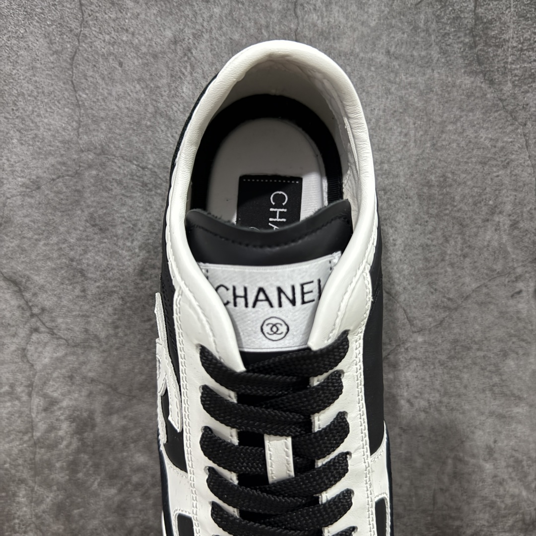 图片[8]-【LW纯原】香奈儿Chanel 25P绒面小牛皮 圆头系带 平底菱格纹低帮休闲鞋 热度高的离谱，奢牌搭配德训鞋型 让人很难拒绝，又舒适又贵气 圆头设计，鞋身线条流畅，充满复古感 侧身双Clogo彰显品牌身份与调性 采用全新的德训鞋型，超级柔软轻便，鞋头偏尖，秀气显脚长 鞋面为原渠道定制小牛皮配牛巴戈 内里为埃塞俄比亚进口小羊皮 鞋面为定制的小牛皮，鞋头部分则采用了牛巴戈 牛巴戈，也就是磨面牛皮，是将头层皮表面皮层打磨之后，而达到绒面触摸感，皮身厚实而柔软、表面色泽、绒毛、皮纹自然而成 侧边logo，依循zp工艺打造，先做玻璃冲刀，在做空压工艺 logo边缘细节与车线工艺均与zp一致 尺码：35-44-选品中心