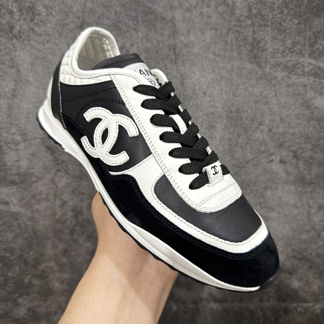 图片[3]-【LW纯原】香奈儿Chanel 25P绒面小牛皮 圆头系带 平底菱格纹低帮休闲鞋 热度高的离谱，奢牌搭配德训鞋型 让人很难拒绝，又舒适又贵气 圆头设计，鞋身线条流畅，充满复古感 侧身双Clogo彰显品牌身份与调性 采用全新的德训鞋型，超级柔软轻便，鞋头偏尖，秀气显脚长 鞋面为原渠道定制小牛皮配牛巴戈 内里为埃塞俄比亚进口小羊皮 鞋面为定制的小牛皮，鞋头部分则采用了牛巴戈 牛巴戈，也就是磨面牛皮，是将头层皮表面皮层打磨之后，而达到绒面触摸感，皮身厚实而柔软、表面色泽、绒毛、皮纹自然而成 侧边logo，依循zp工艺打造，先做玻璃冲刀，在做空压工艺 logo边缘细节与车线工艺均与zp一致 尺码：35-44-选品中心