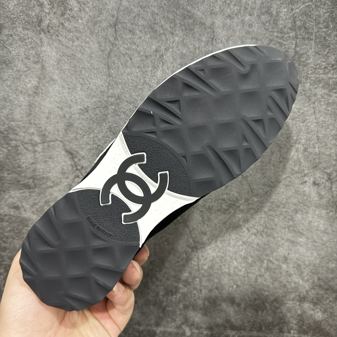 图片[9]-【LW纯原】香奈儿Chanel 25P绒面小牛皮 圆头系带 平底菱格纹低帮休闲鞋 热度高的离谱，奢牌搭配德训鞋型 让人很难拒绝，又舒适又贵气 圆头设计，鞋身线条流畅，充满复古感 侧身双Clogo彰显品牌身份与调性 采用全新的德训鞋型，超级柔软轻便，鞋头偏尖，秀气显脚长 鞋面为原渠道定制小牛皮配牛巴戈 内里为埃塞俄比亚进口小羊皮 鞋面为定制的小牛皮，鞋头部分则采用了牛巴戈 牛巴戈，也就是磨面牛皮，是将头层皮表面皮层打磨之后，而达到绒面触摸感，皮身厚实而柔软、表面色泽、绒毛、皮纹自然而成 侧边logo，依循zp工艺打造，先做玻璃冲刀，在做空压工艺 logo边缘细节与车线工艺均与zp一致 尺码：35-44-选品中心