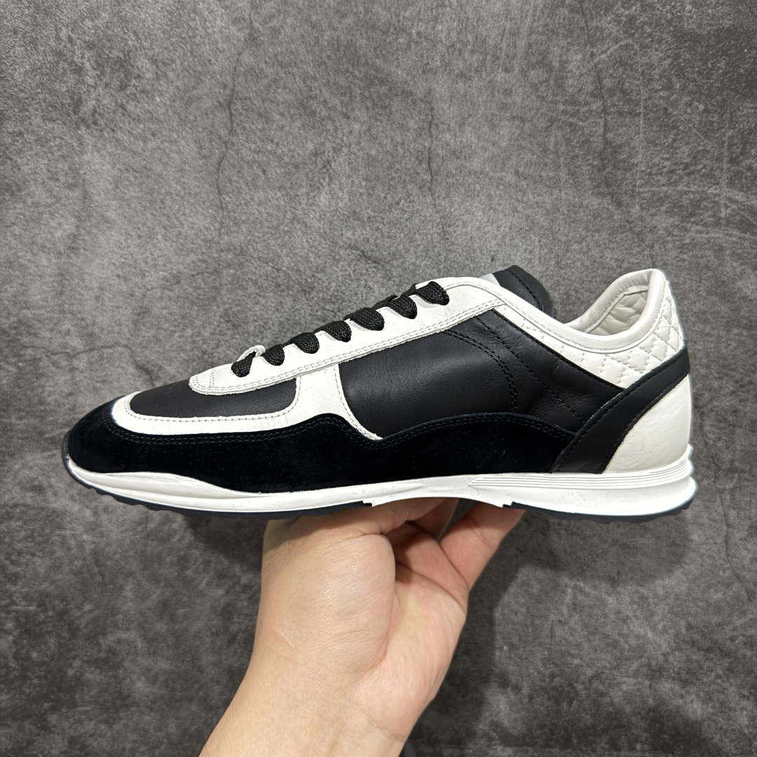 图片[2]-【LW纯原】香奈儿Chanel 25P绒面小牛皮 圆头系带 平底菱格纹低帮休闲鞋 热度高的离谱，奢牌搭配德训鞋型 让人很难拒绝，又舒适又贵气 圆头设计，鞋身线条流畅，充满复古感 侧身双Clogo彰显品牌身份与调性 采用全新的德训鞋型，超级柔软轻便，鞋头偏尖，秀气显脚长 鞋面为原渠道定制小牛皮配牛巴戈 内里为埃塞俄比亚进口小羊皮 鞋面为定制的小牛皮，鞋头部分则采用了牛巴戈 牛巴戈，也就是磨面牛皮，是将头层皮表面皮层打磨之后，而达到绒面触摸感，皮身厚实而柔软、表面色泽、绒毛、皮纹自然而成 侧边logo，依循zp工艺打造，先做玻璃冲刀，在做空压工艺 logo边缘细节与车线工艺均与zp一致 尺码：35-44-选品中心