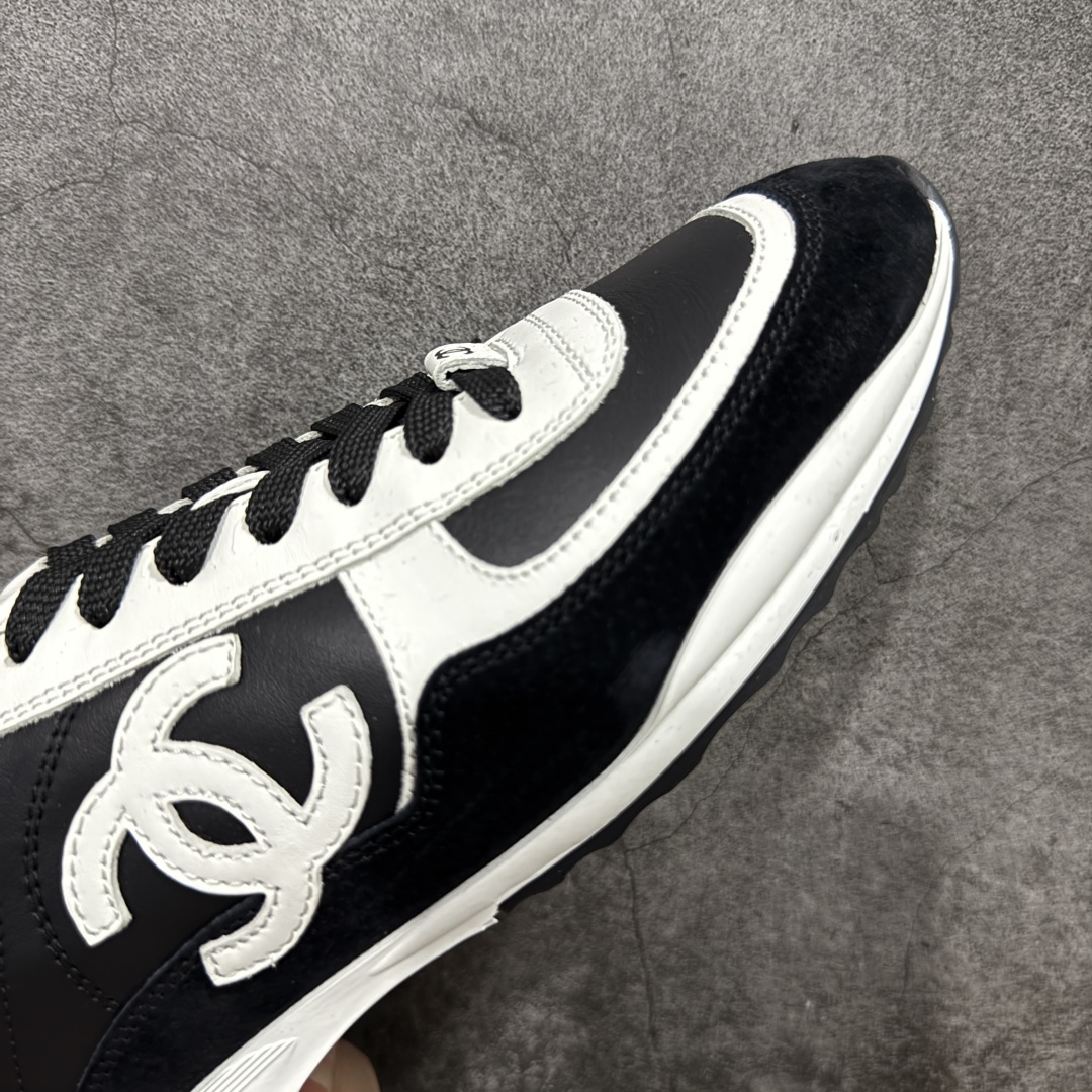 图片[6]-【LW纯原】香奈儿Chanel 25P绒面小牛皮 圆头系带 平底菱格纹低帮休闲鞋 热度高的离谱，奢牌搭配德训鞋型 让人很难拒绝，又舒适又贵气 圆头设计，鞋身线条流畅，充满复古感 侧身双Clogo彰显品牌身份与调性 采用全新的德训鞋型，超级柔软轻便，鞋头偏尖，秀气显脚长 鞋面为原渠道定制小牛皮配牛巴戈 内里为埃塞俄比亚进口小羊皮 鞋面为定制的小牛皮，鞋头部分则采用了牛巴戈 牛巴戈，也就是磨面牛皮，是将头层皮表面皮层打磨之后，而达到绒面触摸感，皮身厚实而柔软、表面色泽、绒毛、皮纹自然而成 侧边logo，依循zp工艺打造，先做玻璃冲刀，在做空压工艺 logo边缘细节与车线工艺均与zp一致 尺码：35-44-选品中心