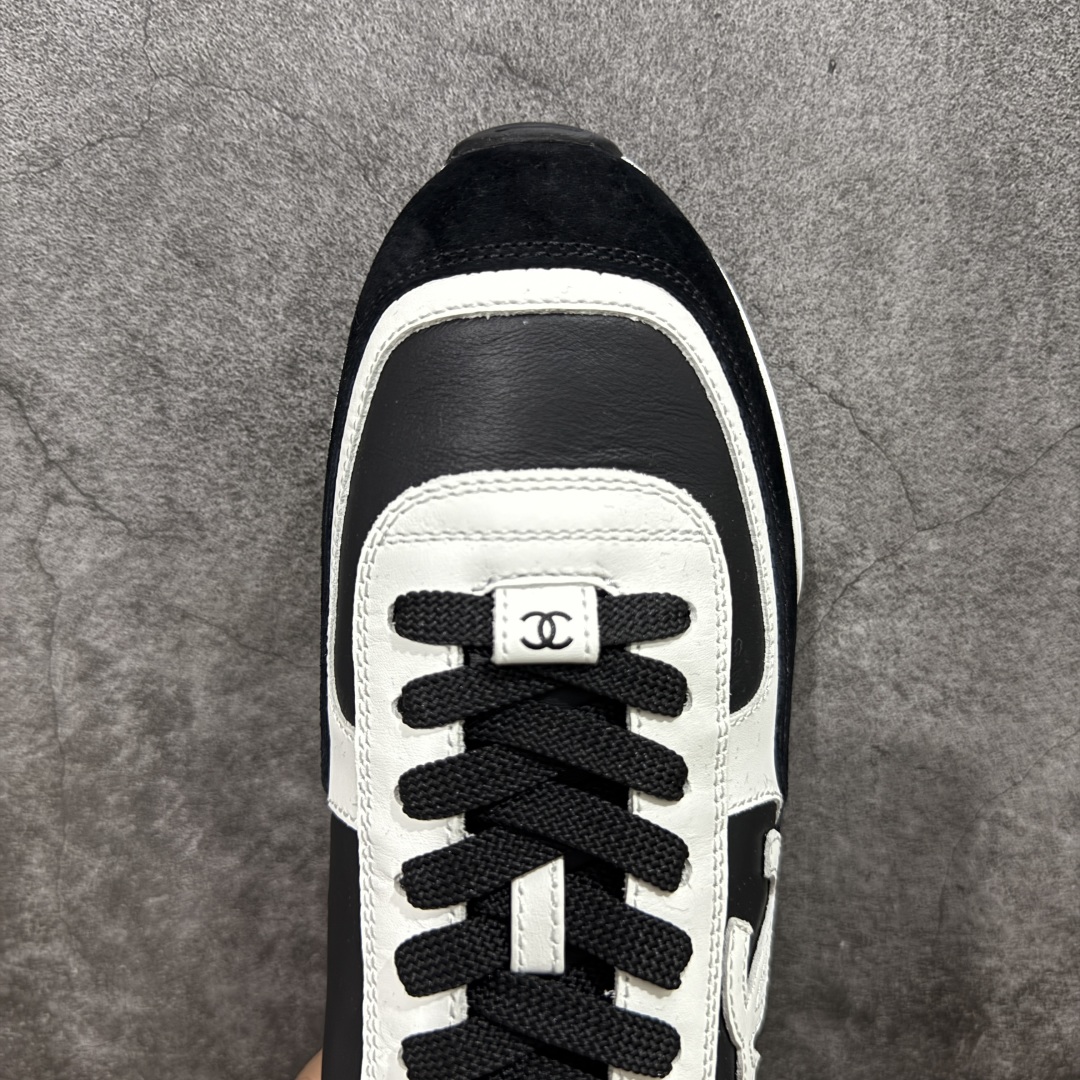 图片[5]-【LW纯原】香奈儿Chanel 25P绒面小牛皮 圆头系带 平底菱格纹低帮休闲鞋 热度高的离谱，奢牌搭配德训鞋型 让人很难拒绝，又舒适又贵气 圆头设计，鞋身线条流畅，充满复古感 侧身双Clogo彰显品牌身份与调性 采用全新的德训鞋型，超级柔软轻便，鞋头偏尖，秀气显脚长 鞋面为原渠道定制小牛皮配牛巴戈 内里为埃塞俄比亚进口小羊皮 鞋面为定制的小牛皮，鞋头部分则采用了牛巴戈 牛巴戈，也就是磨面牛皮，是将头层皮表面皮层打磨之后，而达到绒面触摸感，皮身厚实而柔软、表面色泽、绒毛、皮纹自然而成 侧边logo，依循zp工艺打造，先做玻璃冲刀，在做空压工艺 logo边缘细节与车线工艺均与zp一致 尺码：35-44-选品中心