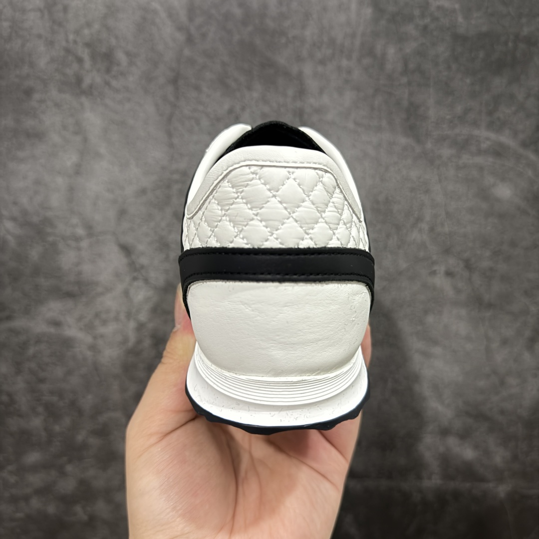 图片[4]-【LW纯原】香奈儿Chanel 25P绒面小牛皮 圆头系带 平底菱格纹低帮休闲鞋 热度高的离谱，奢牌搭配德训鞋型 让人很难拒绝，又舒适又贵气 圆头设计，鞋身线条流畅，充满复古感 侧身双Clogo彰显品牌身份与调性 采用全新的德训鞋型，超级柔软轻便，鞋头偏尖，秀气显脚长 鞋面为原渠道定制小牛皮配牛巴戈 内里为埃塞俄比亚进口小羊皮 鞋面为定制的小牛皮，鞋头部分则采用了牛巴戈 牛巴戈，也就是磨面牛皮，是将头层皮表面皮层打磨之后，而达到绒面触摸感，皮身厚实而柔软、表面色泽、绒毛、皮纹自然而成 侧边logo，依循zp工艺打造，先做玻璃冲刀，在做空压工艺 logo边缘细节与车线工艺均与zp一致 尺码：35-44-选品中心