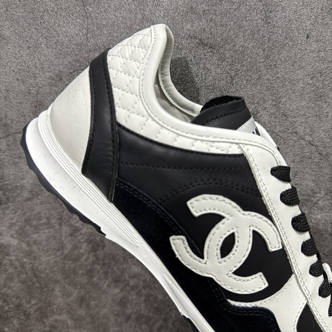 图片[7]-【LW纯原】香奈儿Chanel 25P绒面小牛皮 圆头系带 平底菱格纹低帮休闲鞋 热度高的离谱，奢牌搭配德训鞋型 让人很难拒绝，又舒适又贵气 圆头设计，鞋身线条流畅，充满复古感 侧身双Clogo彰显品牌身份与调性 采用全新的德训鞋型，超级柔软轻便，鞋头偏尖，秀气显脚长 鞋面为原渠道定制小牛皮配牛巴戈 内里为埃塞俄比亚进口小羊皮 鞋面为定制的小牛皮，鞋头部分则采用了牛巴戈 牛巴戈，也就是磨面牛皮，是将头层皮表面皮层打磨之后，而达到绒面触摸感，皮身厚实而柔软、表面色泽、绒毛、皮纹自然而成 侧边logo，依循zp工艺打造，先做玻璃冲刀，在做空压工艺 logo边缘细节与车线工艺均与zp一致 尺码：35-44-选品中心