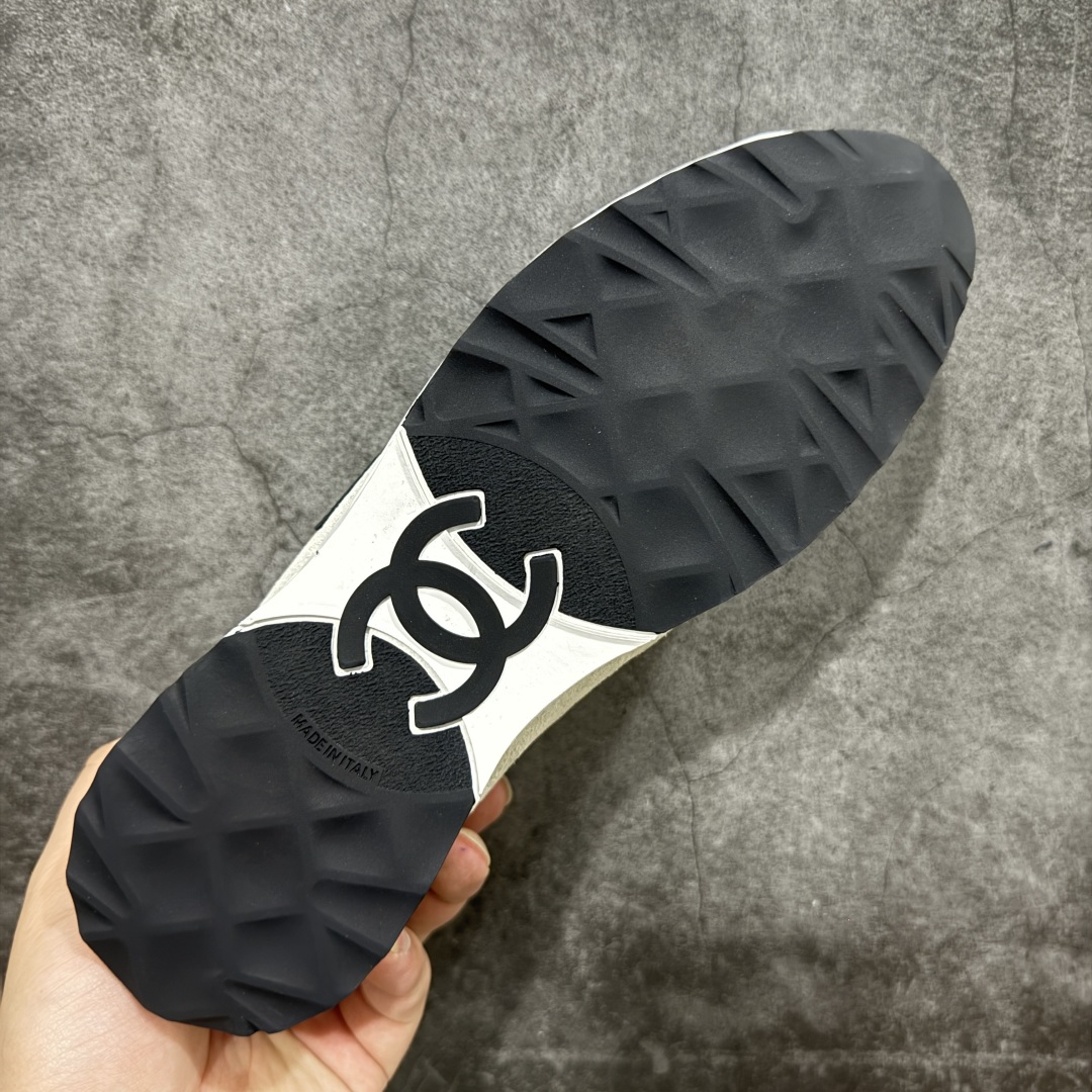 图片[9]-【LW纯原】香奈儿Chanel 25P绒面小牛皮 圆头系带 平底菱格纹低帮休闲鞋 热度高的离谱，奢牌搭配德训鞋型 让人很难拒绝，又舒适又贵气 圆头设计，鞋身线条流畅，充满复古感 侧身双Clogo彰显品牌身份与调性 采用全新的德训鞋型，超级柔软轻便，鞋头偏尖，秀气显脚长 鞋面为原渠道定制小牛皮配牛巴戈 内里为埃塞俄比亚进口小羊皮 鞋面为定制的小牛皮，鞋头部分则采用了牛巴戈 牛巴戈，也就是磨面牛皮，是将头层皮表面皮层打磨之后，而达到绒面触摸感，皮身厚实而柔软、表面色泽、绒毛、皮纹自然而成 侧边logo，依循zp工艺打造，先做玻璃冲刀，在做空压工艺 logo边缘细节与车线工艺均与zp一致 尺码：35-44-选品中心