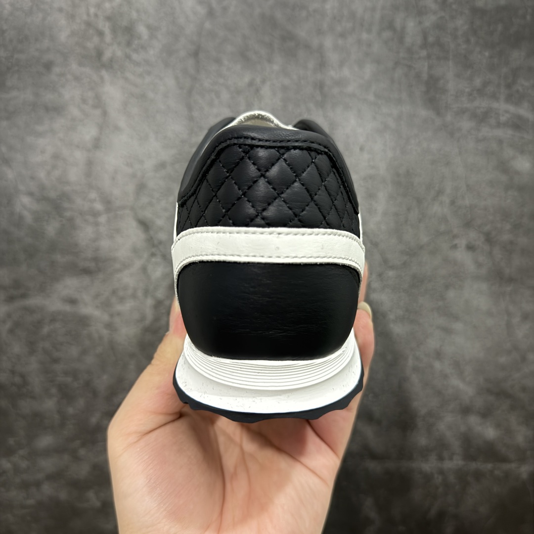 图片[4]-【LW纯原】香奈儿Chanel 25P绒面小牛皮 圆头系带 平底菱格纹低帮休闲鞋 热度高的离谱，奢牌搭配德训鞋型 让人很难拒绝，又舒适又贵气 圆头设计，鞋身线条流畅，充满复古感 侧身双Clogo彰显品牌身份与调性 采用全新的德训鞋型，超级柔软轻便，鞋头偏尖，秀气显脚长 鞋面为原渠道定制小牛皮配牛巴戈 内里为埃塞俄比亚进口小羊皮 鞋面为定制的小牛皮，鞋头部分则采用了牛巴戈 牛巴戈，也就是磨面牛皮，是将头层皮表面皮层打磨之后，而达到绒面触摸感，皮身厚实而柔软、表面色泽、绒毛、皮纹自然而成 侧边logo，依循zp工艺打造，先做玻璃冲刀，在做空压工艺 logo边缘细节与车线工艺均与zp一致 尺码：35-44-选品中心