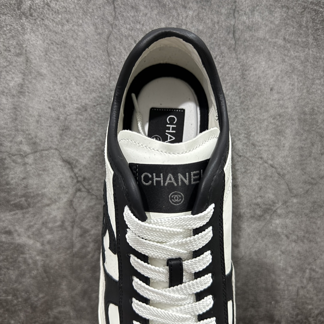 图片[8]-【LW纯原】香奈儿Chanel 25P绒面小牛皮 圆头系带 平底菱格纹低帮休闲鞋 热度高的离谱，奢牌搭配德训鞋型 让人很难拒绝，又舒适又贵气 圆头设计，鞋身线条流畅，充满复古感 侧身双Clogo彰显品牌身份与调性 采用全新的德训鞋型，超级柔软轻便，鞋头偏尖，秀气显脚长 鞋面为原渠道定制小牛皮配牛巴戈 内里为埃塞俄比亚进口小羊皮 鞋面为定制的小牛皮，鞋头部分则采用了牛巴戈 牛巴戈，也就是磨面牛皮，是将头层皮表面皮层打磨之后，而达到绒面触摸感，皮身厚实而柔软、表面色泽、绒毛、皮纹自然而成 侧边logo，依循zp工艺打造，先做玻璃冲刀，在做空压工艺 logo边缘细节与车线工艺均与zp一致 尺码：35-44-选品中心